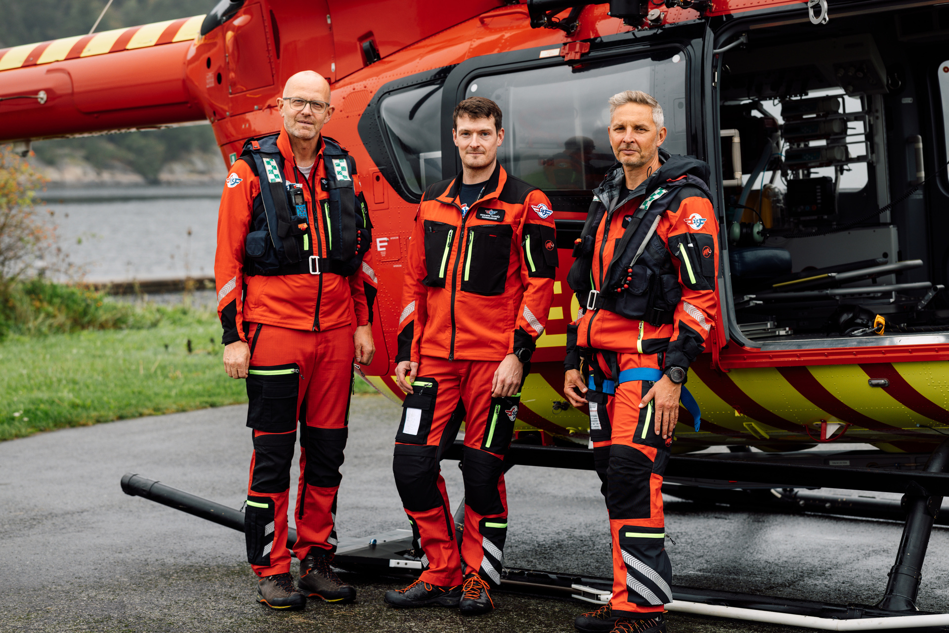 Crewet fra Stiftelsen Norsk Luftambulanses utviklingshelikopter. Fra venstre: pilot Erik Normann, redningsmann Oddbjørn Tranvåg, lege Marius Rehn