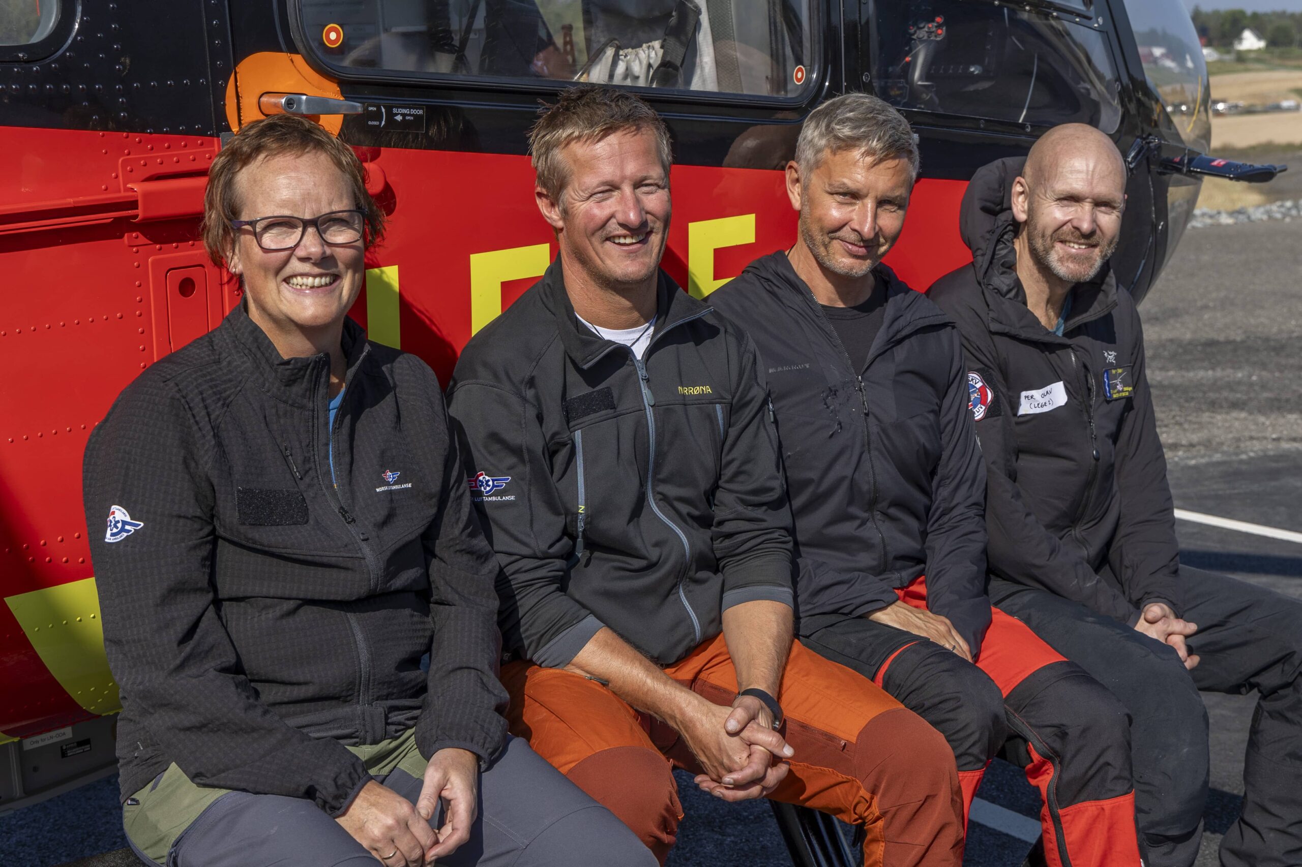 F.v. nevrosonolog Marianne Altmann og luftambulanselegene Christian Buskop, Marius Rehn og Per Olav Berve er med på studien UltraHEMS, hvor det forskes på bruk av ultralyd i helikopteret. 