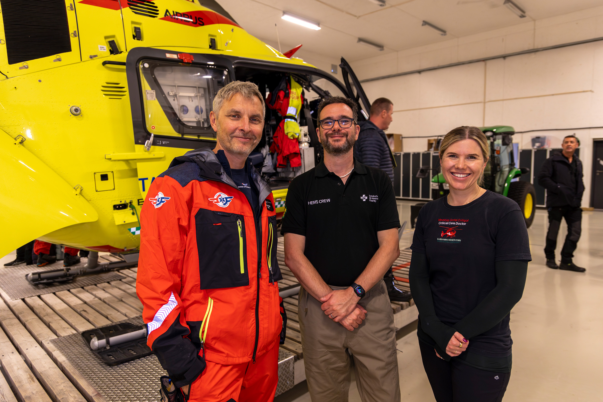 Litt henging I hangaren: Marius Rehn, Tom Hurst, Laura Owen og de andre deltakerne på samlingen ble inviter på omvisning på basen på Ål av legehelikoptermannskapet som var på vakt. 