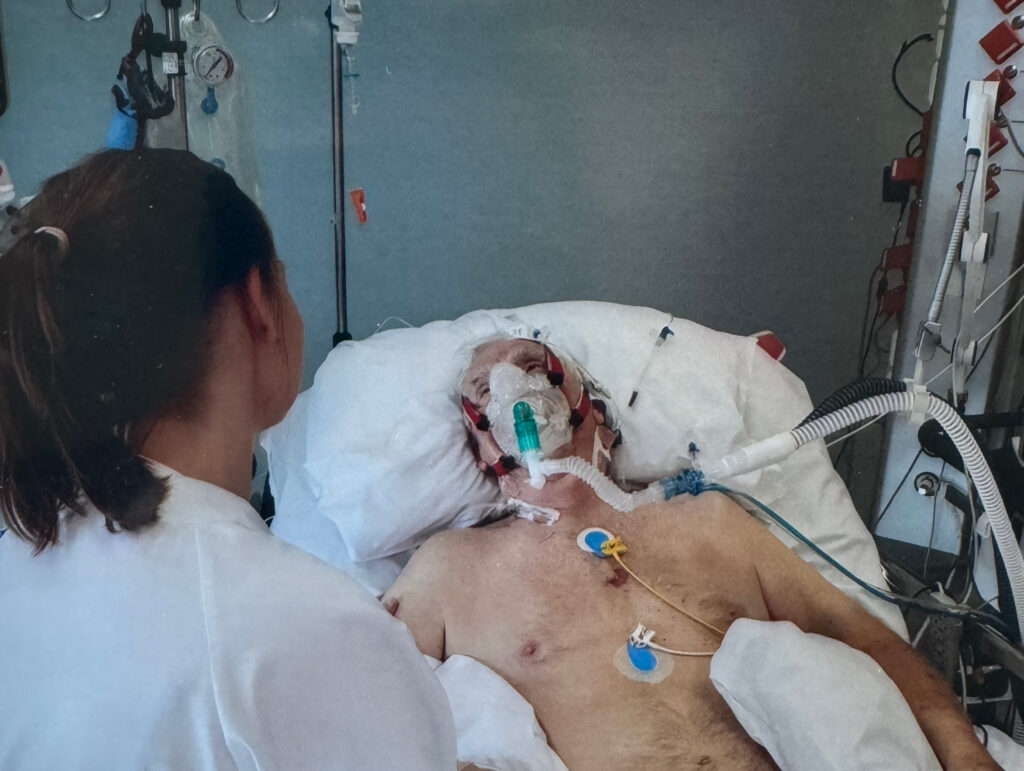 Eldre mann ligger på sykehus 