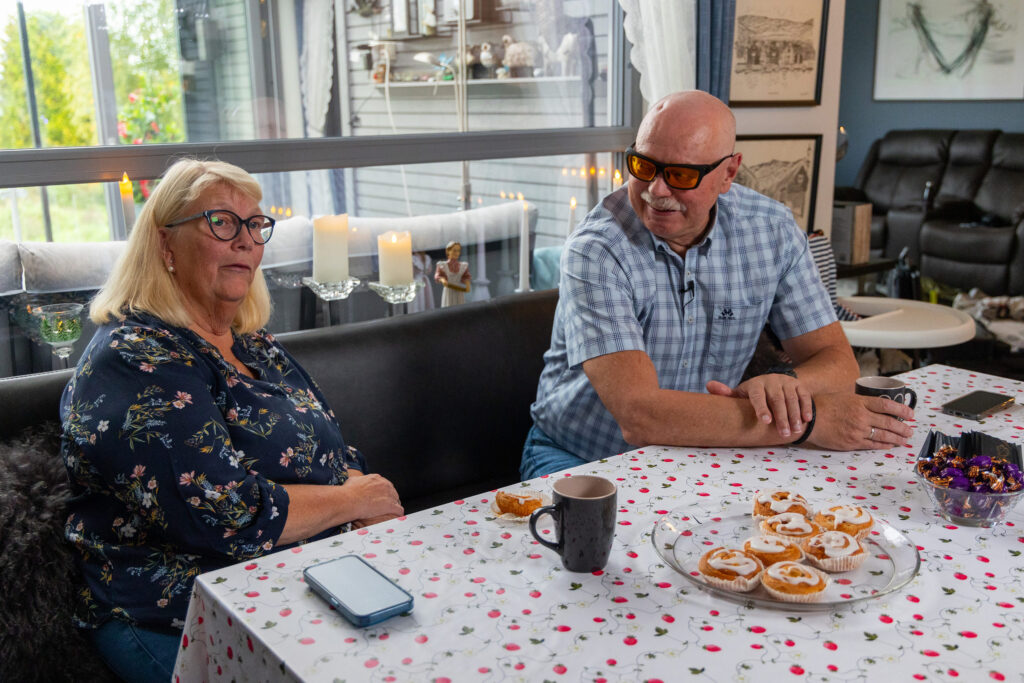 Tine og Kjell Gunnar sitter ved kjøkkenbordet