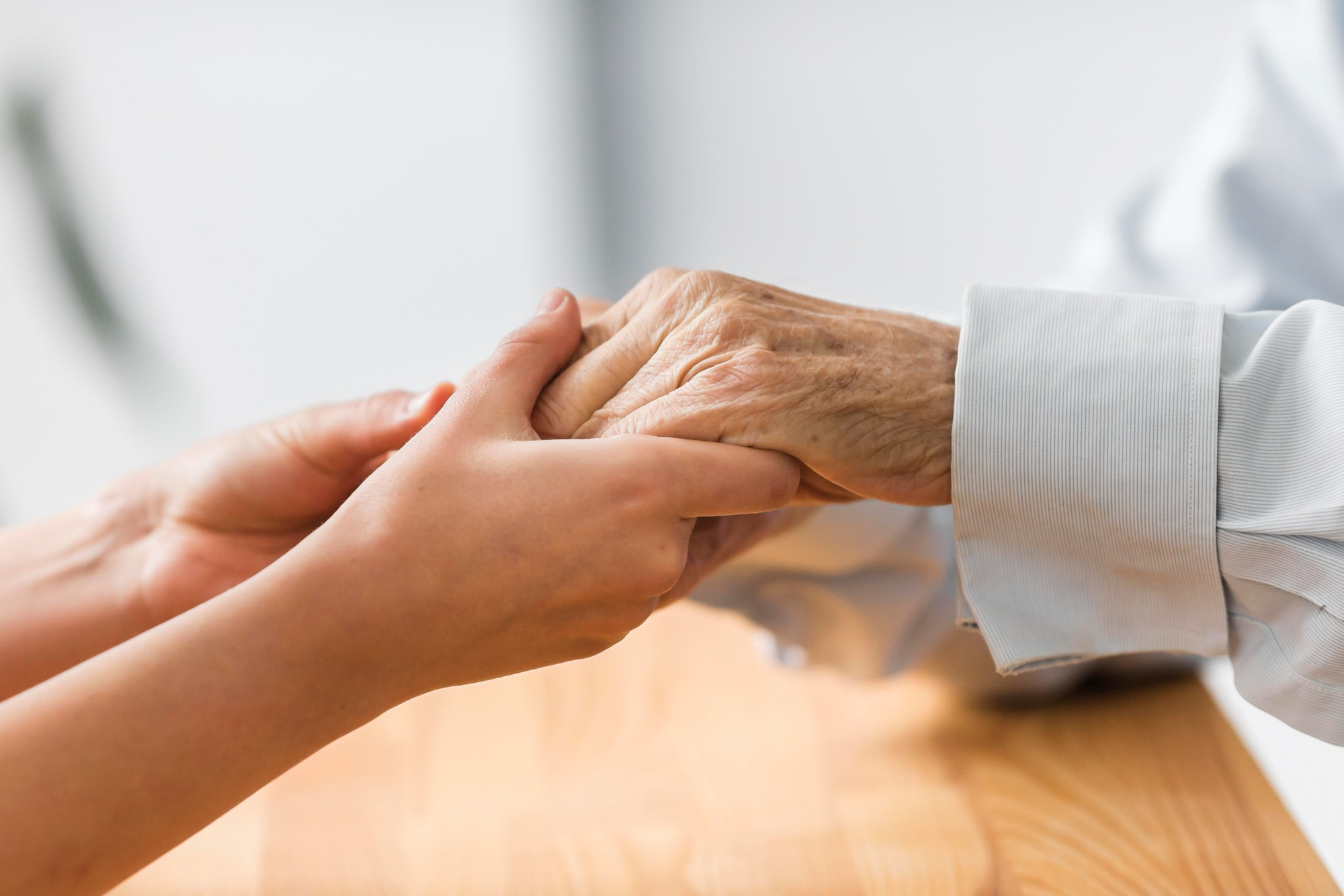 Fremtidsfullmakt: Yngre person holder hendende til en eldre person