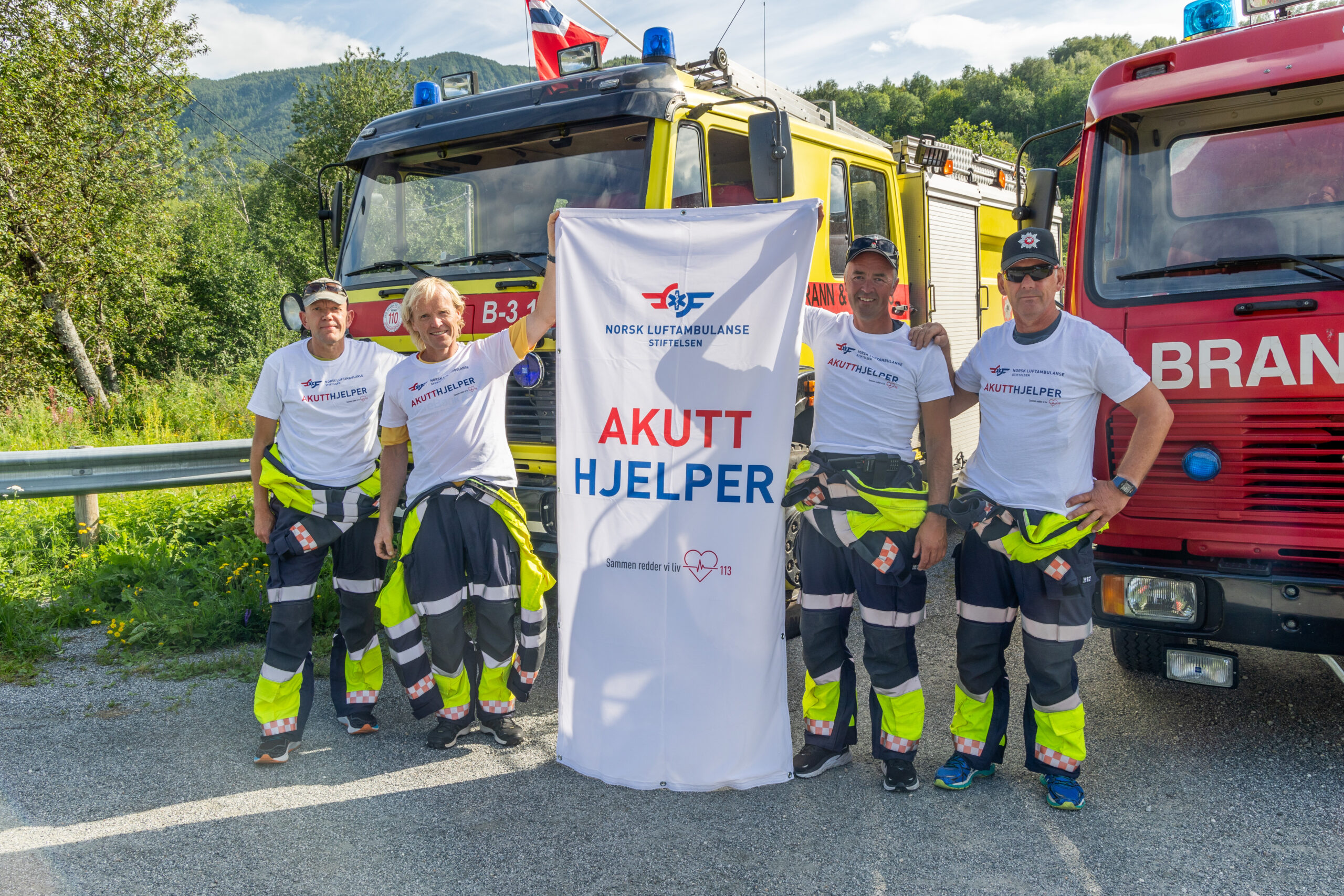 Akutthjelpere står foran brannbiler