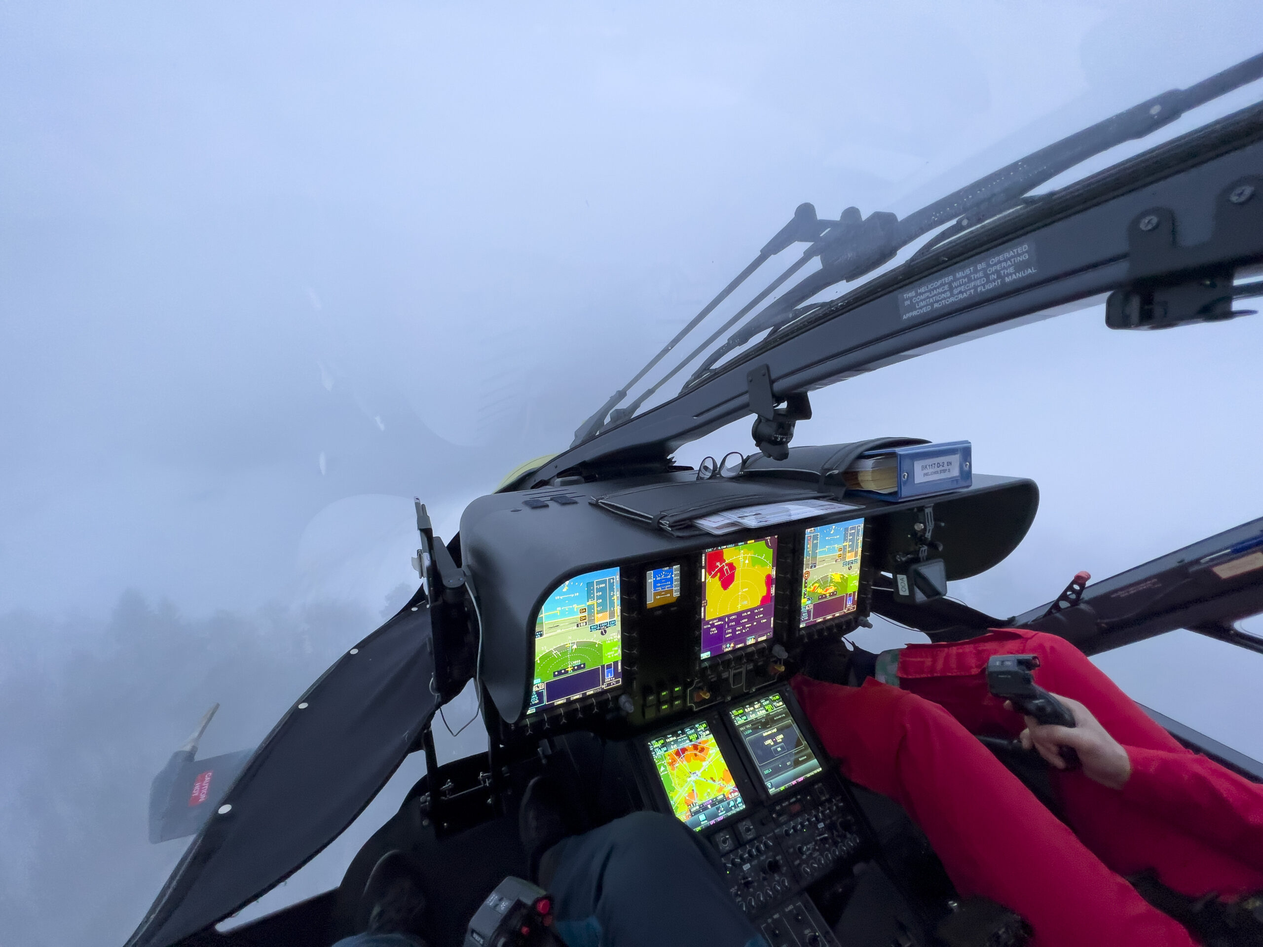 Pilot flyr utviklingshelikopter gjennom tåke