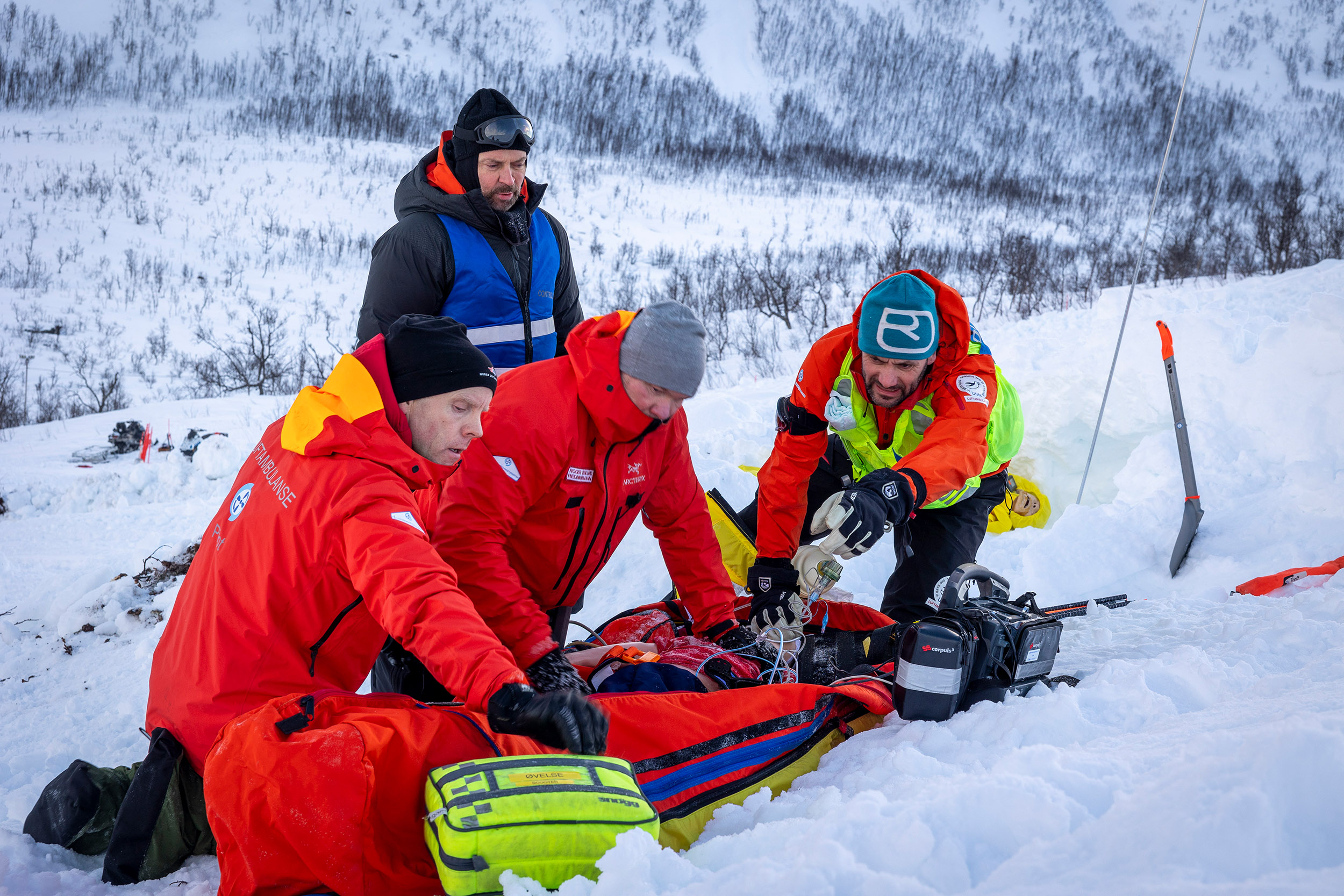 Legehelikoptermannskap trener på gjenopplivning etter snøskred på en av sine årlige treningssamling HEMS Camp. Foto: Rolf Magnus Sæther, SNLA. 