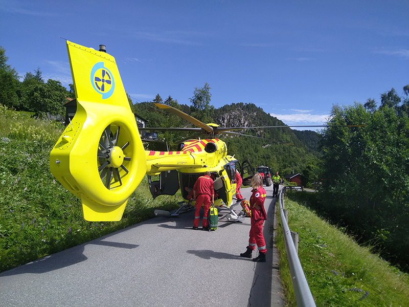 Luftambulansen står parkert i veien