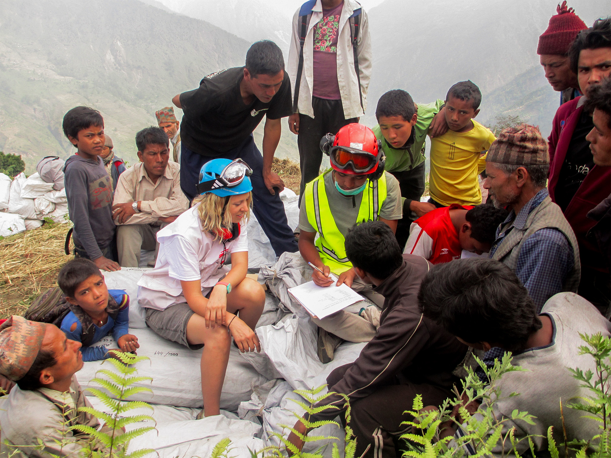 Etter jordskjelvet. I 2015 rykket Stine Ness ut på vegne av Leger Uten Grenser for å bidra til å distribuere nødhjelp til landsbyer i Nepal.