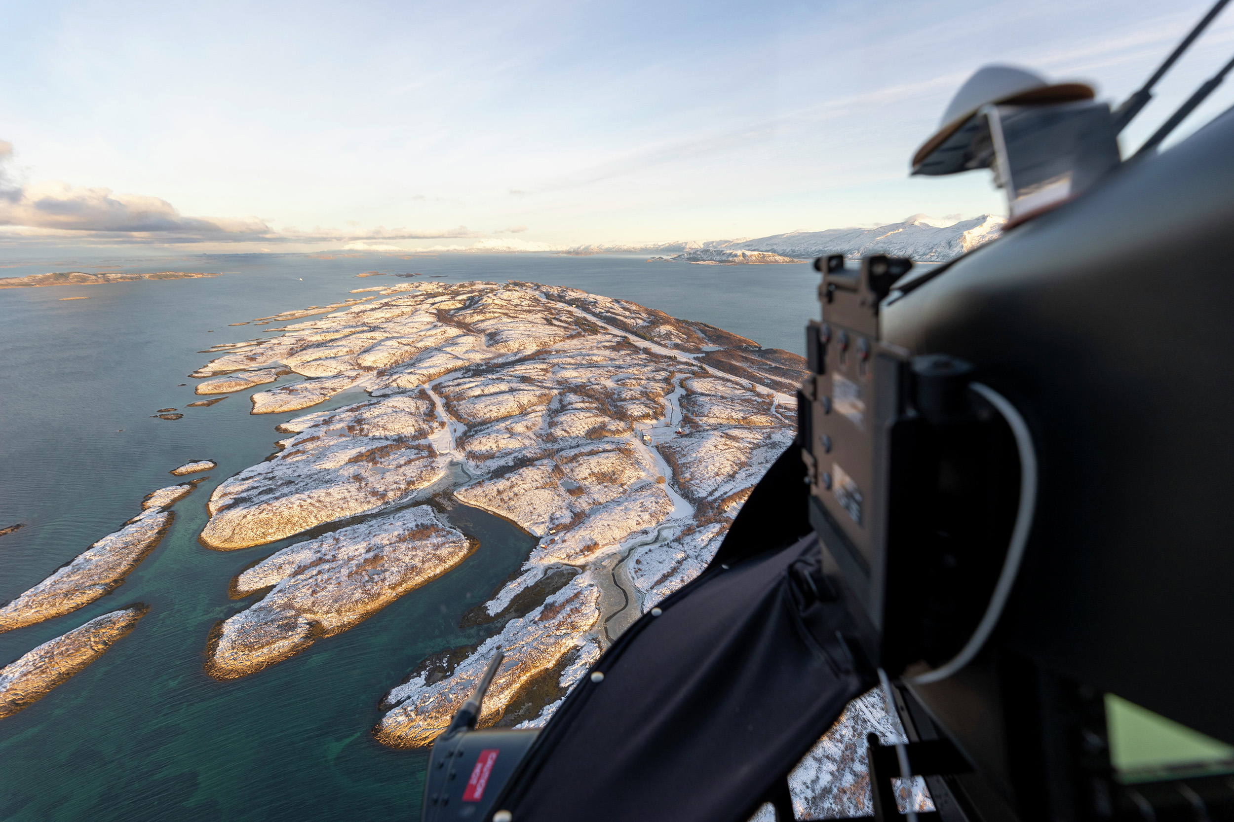 Bilde tatt fra helikoptercockpit over snølandskap på Vega.

Kristoffer Kvist forsker for å få enda bedre varsling av isingsforhold til helikopter.