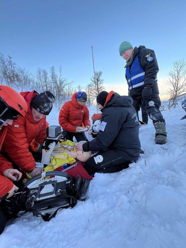Crew øver på snøskredpasient under Hems Camp vinter i Tromsø