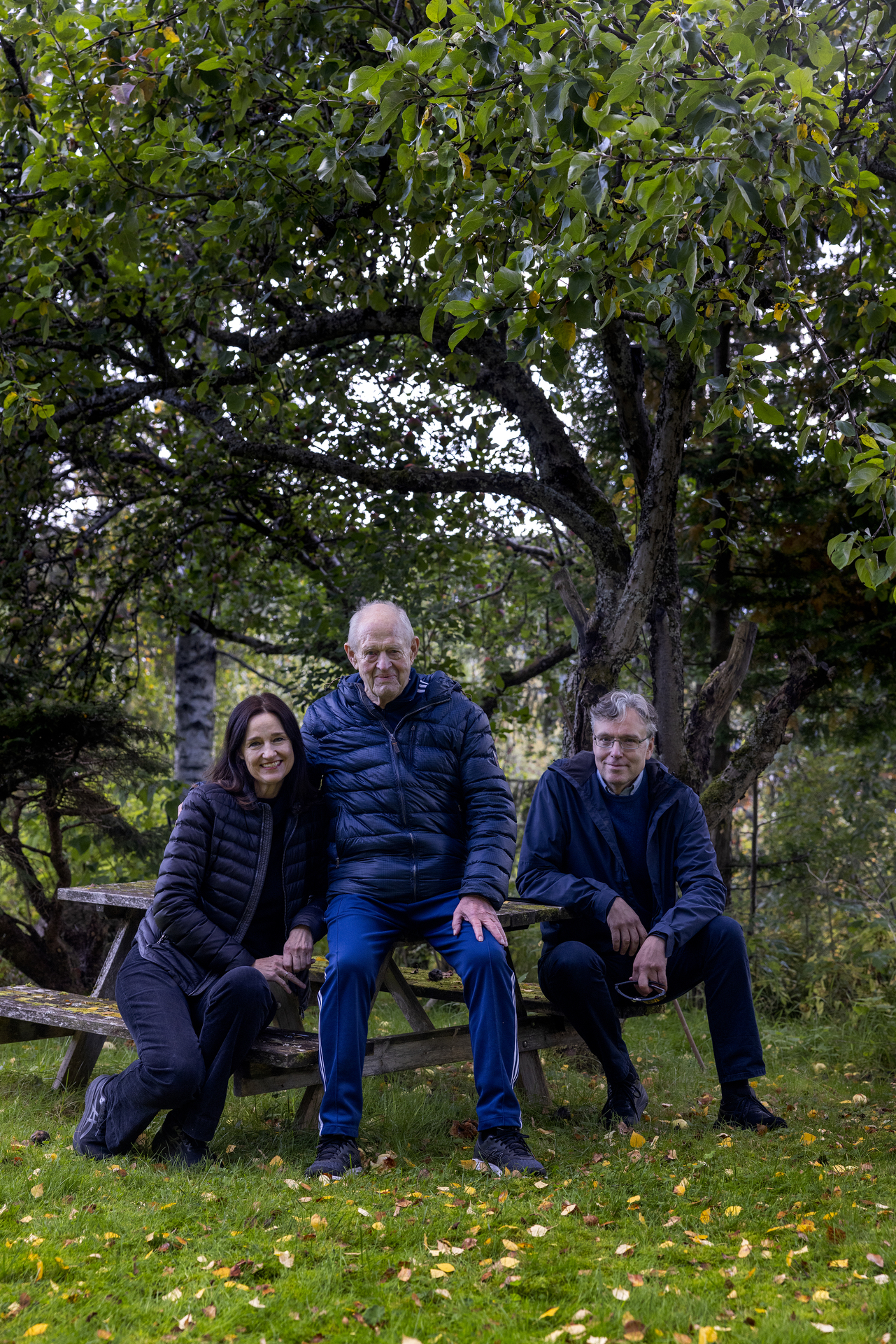 Ola med datteren Borghild og svigersønnen Einar hjemme i hagen i Kongsvinger.