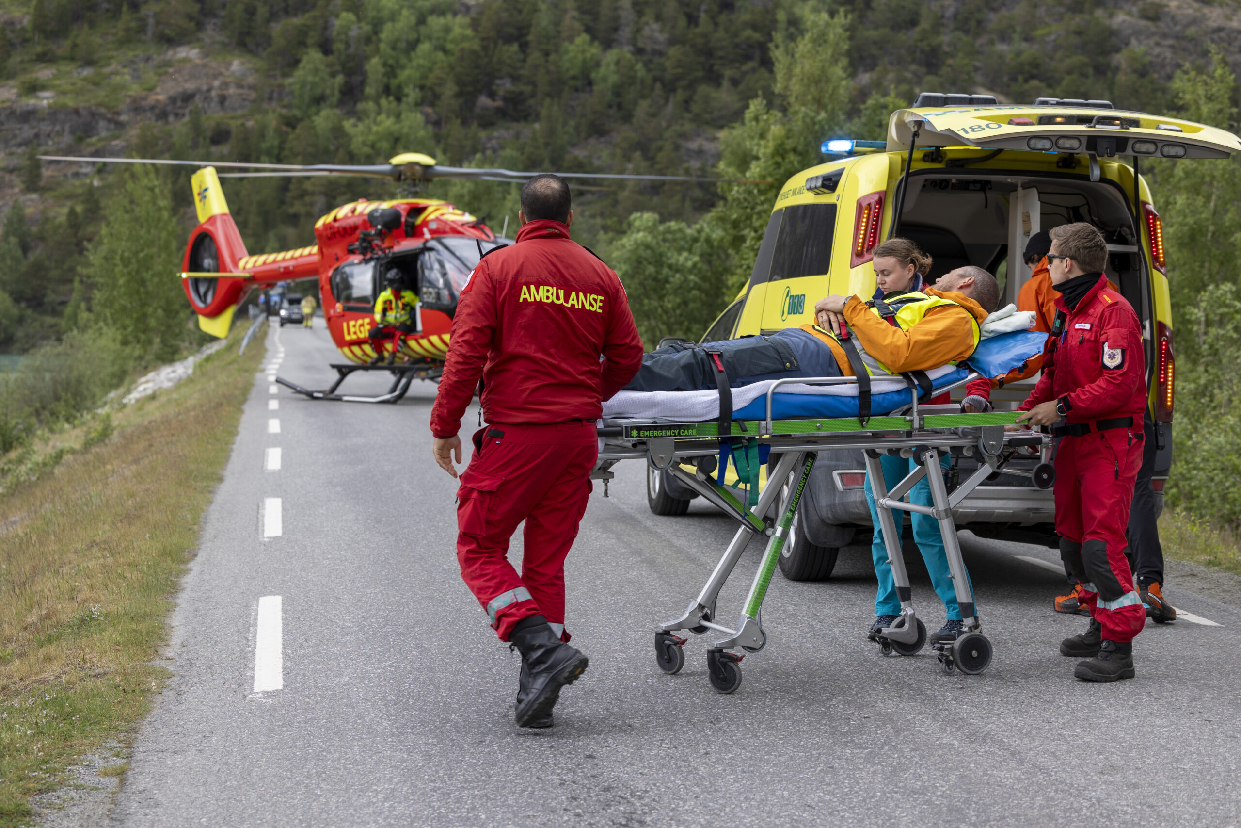 Ambulansearbeidere triller pasient til helikopter