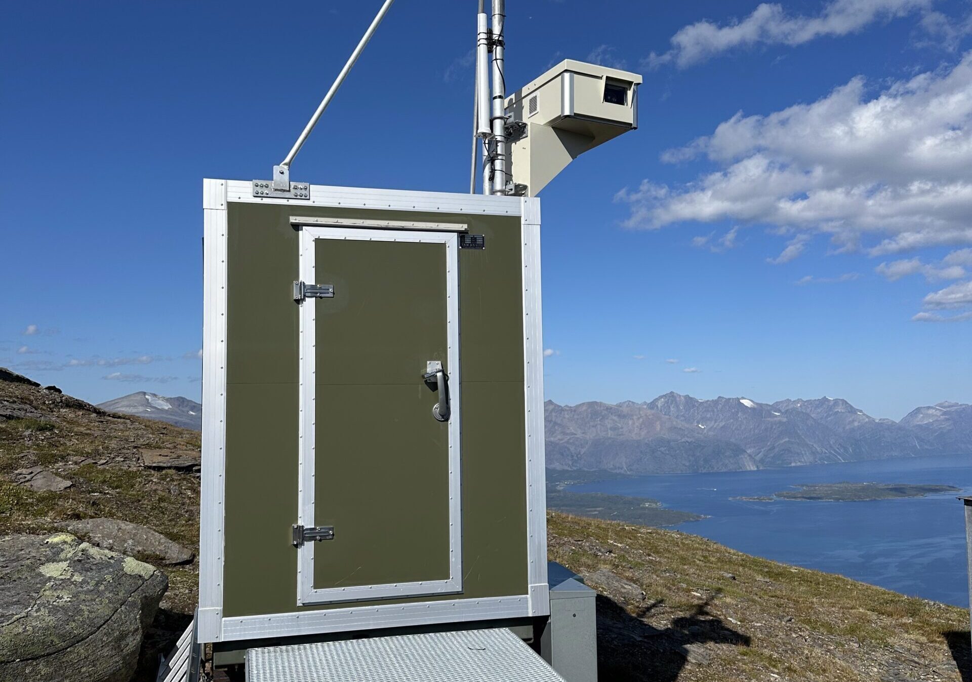 En værkamerastasjon på fjellet