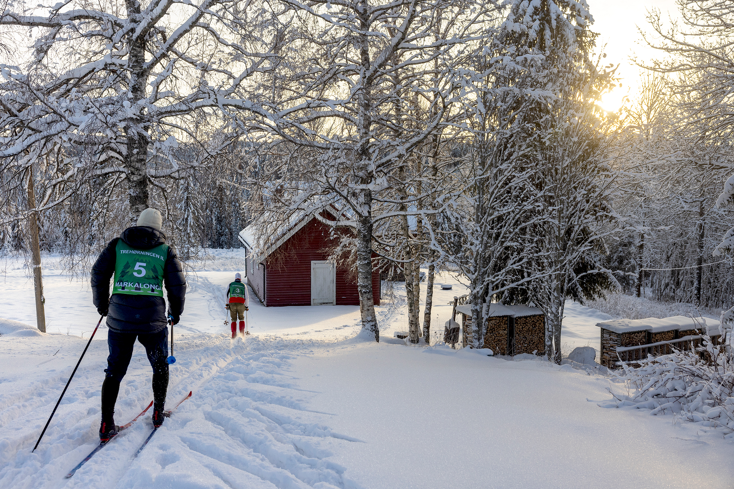 Bilde av mennesker på ski