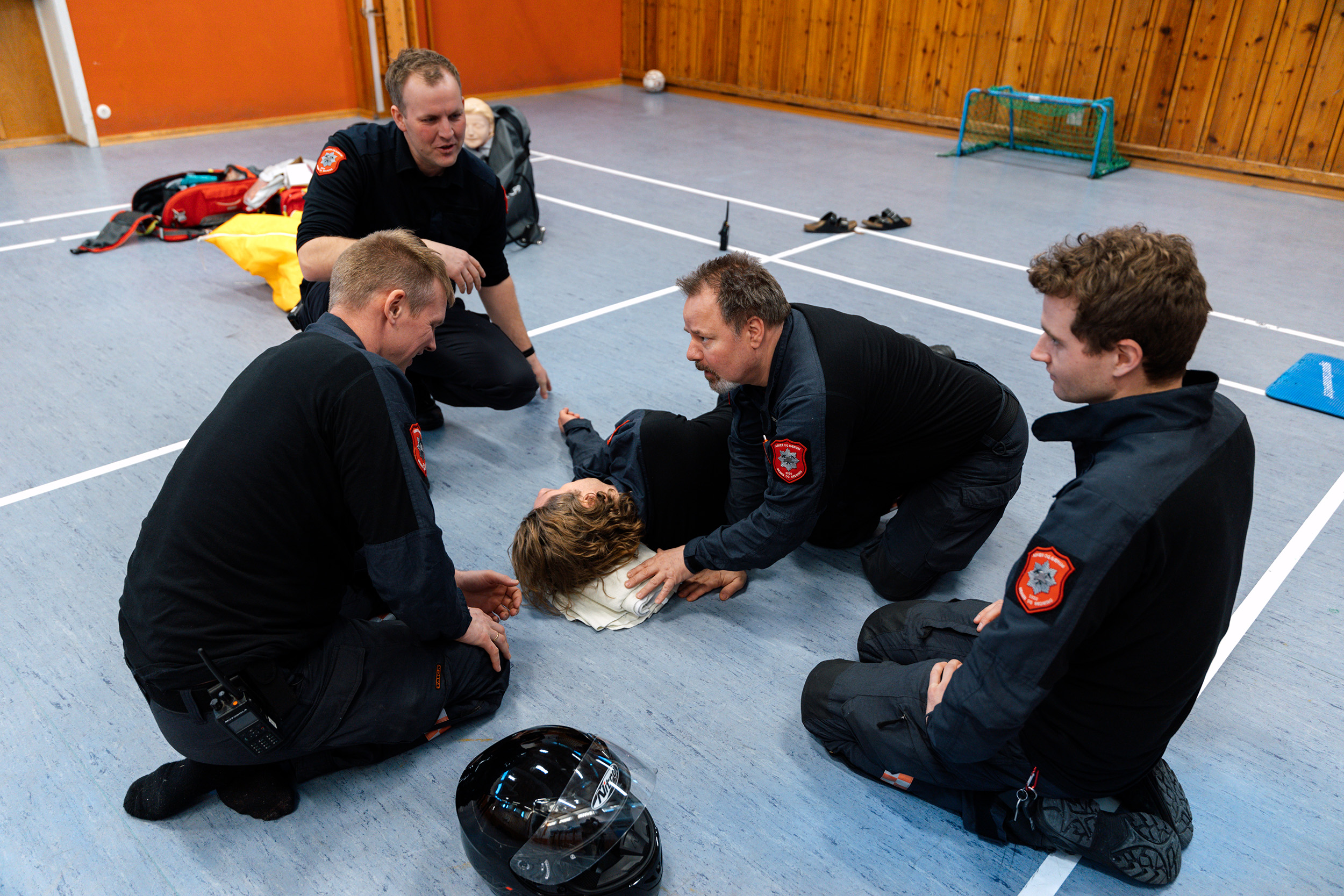 Innsatspersonell fra kommunale brannvesen får opplæring i livreddende førstehjelp. Her trener brannmannskapet på Bekkestua brannstasjon på å ta av hjelm på skadet person.