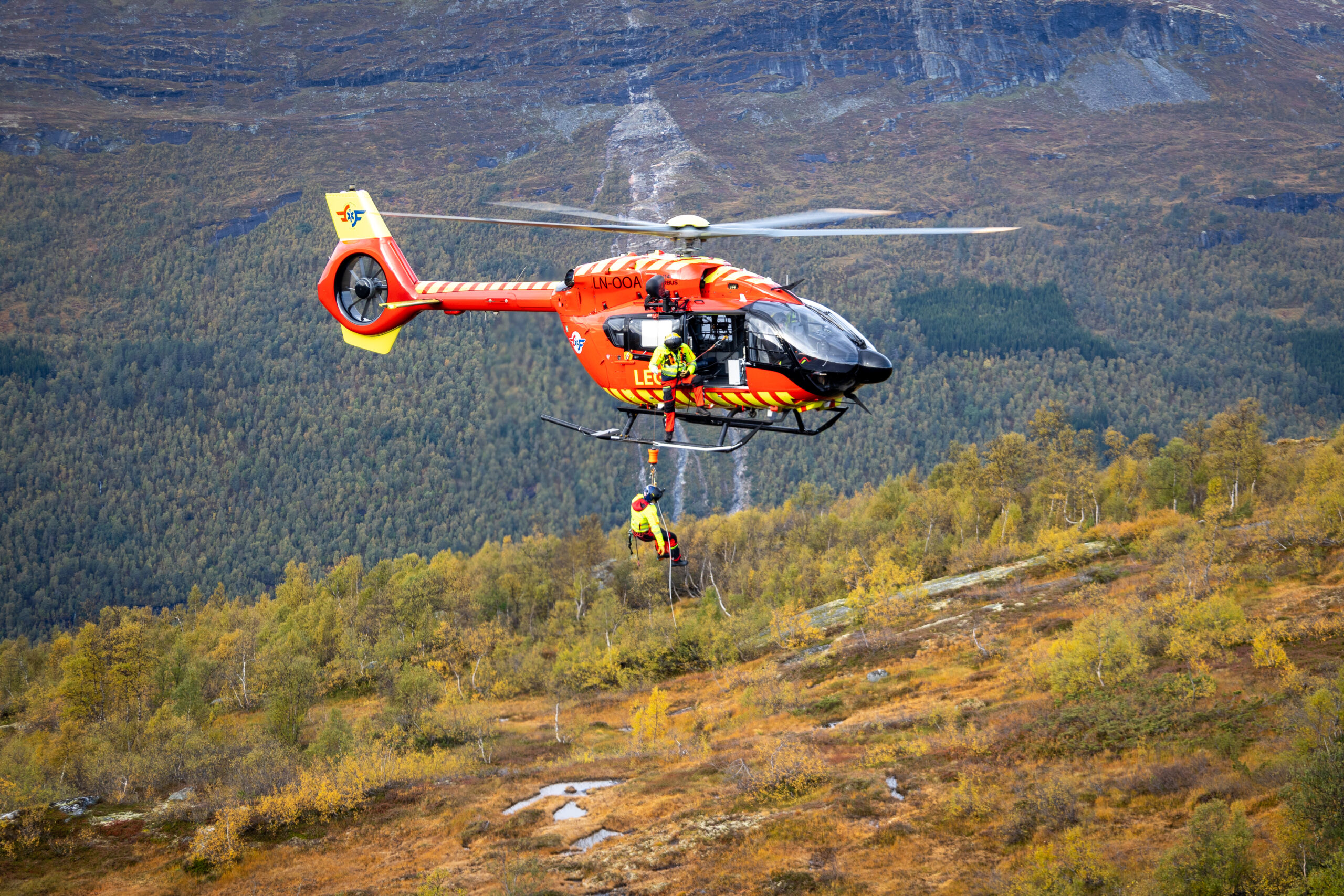 Redningsmann heises ned fra helikopter