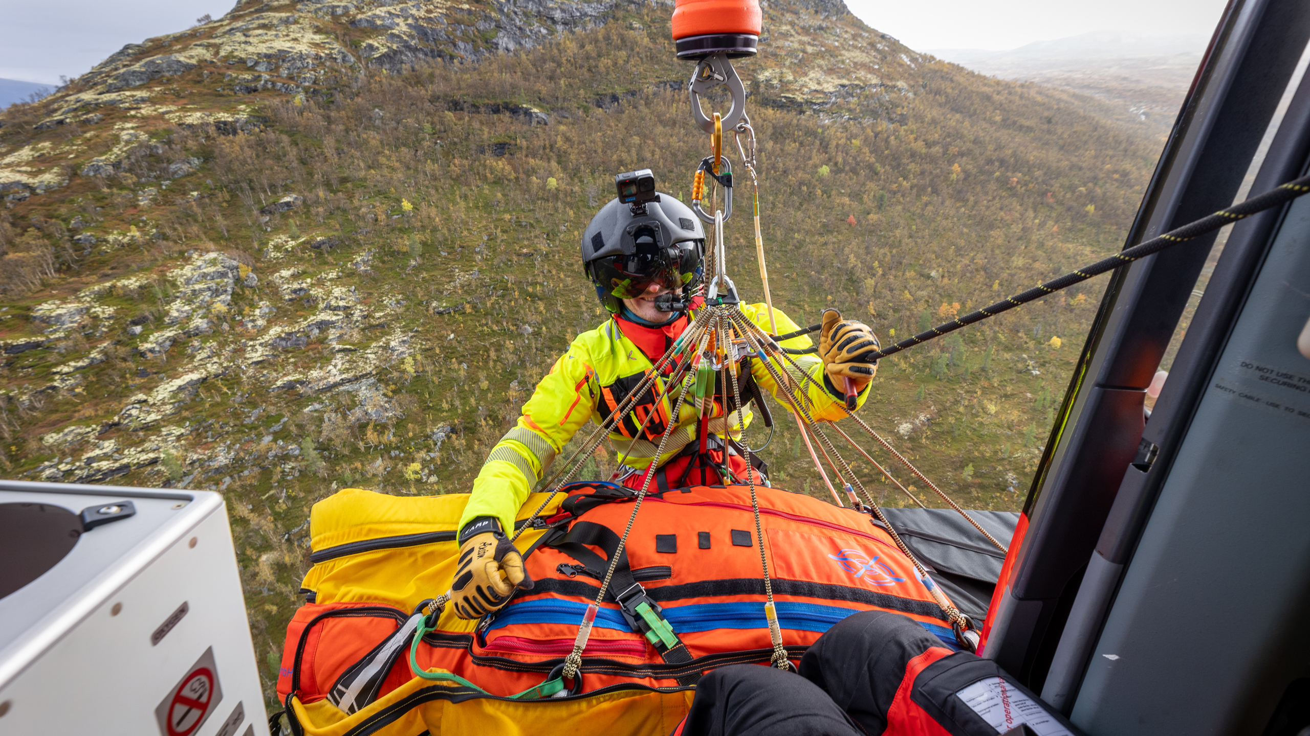 Redningssmann heises ned fra helikopter