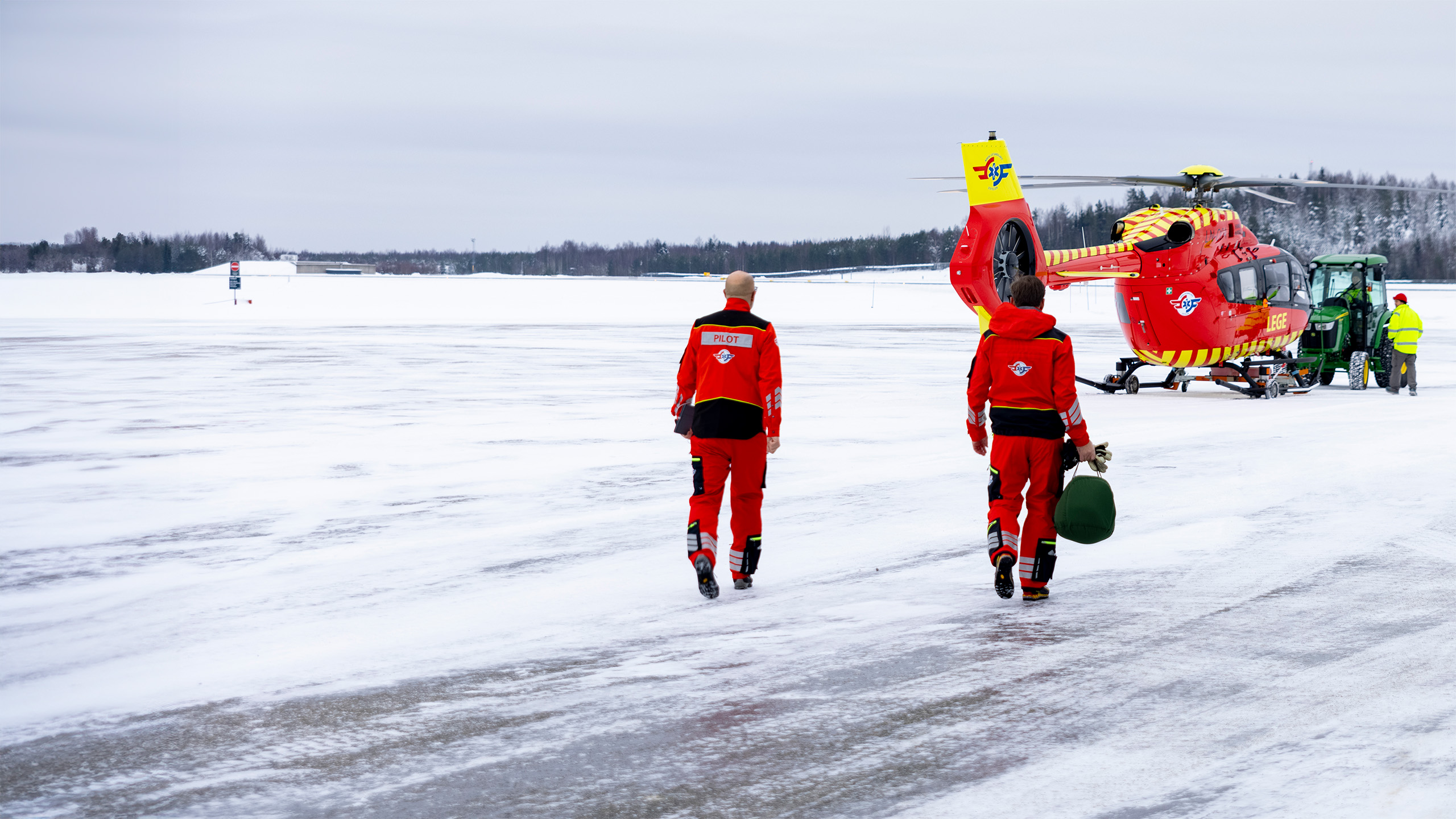 Crew går mot utviklingshelikopteret. 