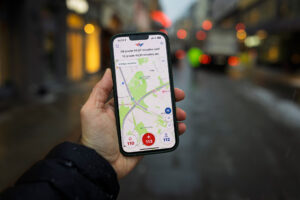 Bilde av en mobiltelefon der appen Hjelp 113 er åpen og viser et kart