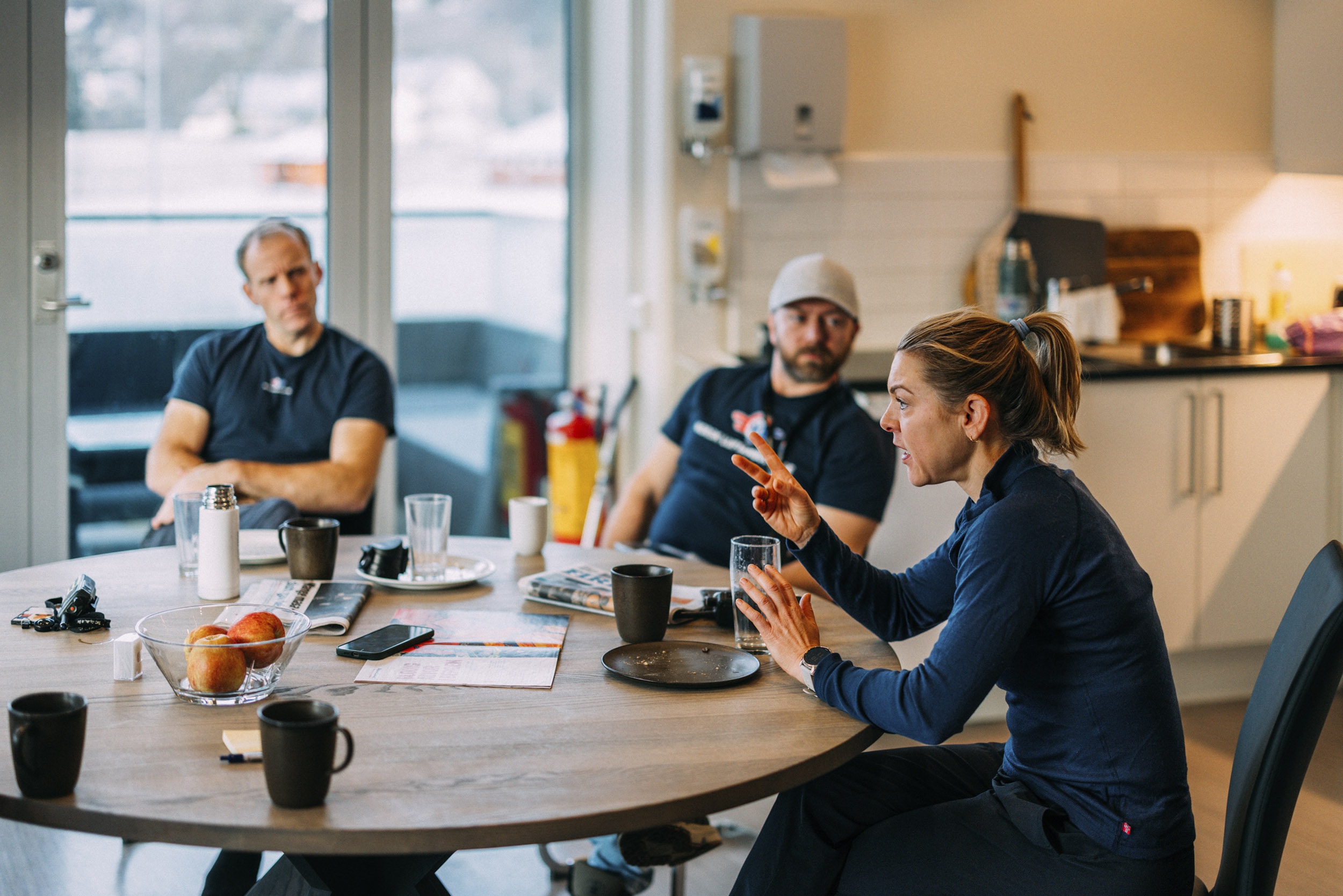 Mellom oppdragene diskuterer helikoptercrewet hva som var bra og hva som kuunne vært gjort bedre. Fra venstre: flyger Kjell Ove Frøyset, basesjef Endre Johnsen og lege Ingrid Nordahl.