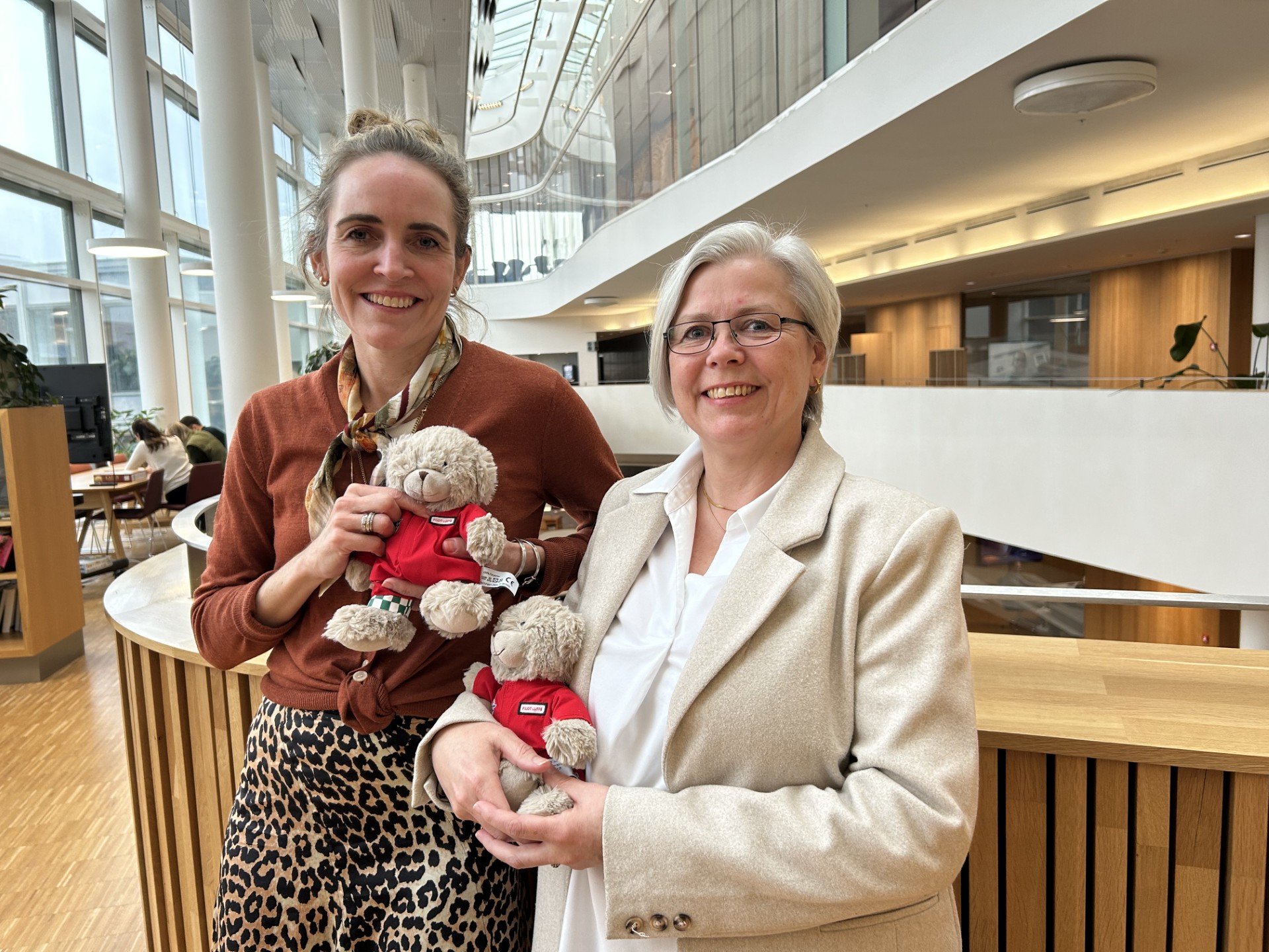 Blide givere: Giske Eggen, ansvarlig for samfunnsansvar (til venstre) og senior IT konsulent, Mette-Kristin Meland, er glade for å representere et finanskonsern som støtter gode formål.