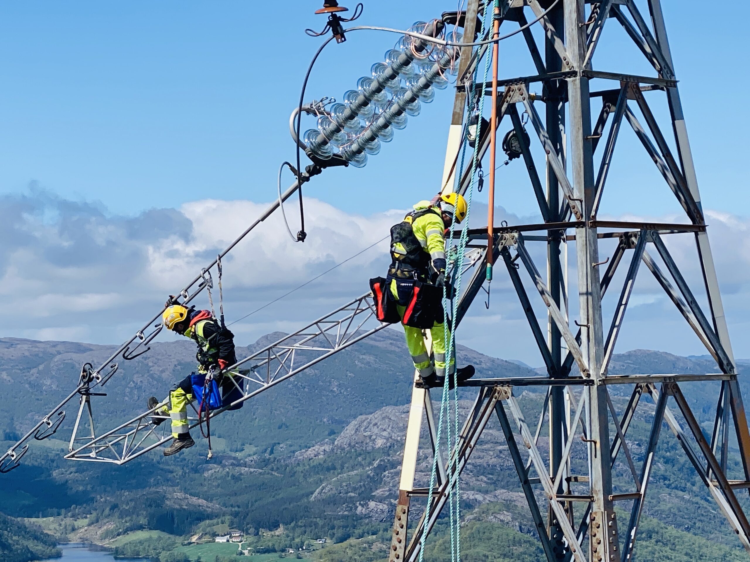 Demontering av 132 kV ledning - fjordspenn over Høgsfjorden i Rogaland. Foto: Statnett