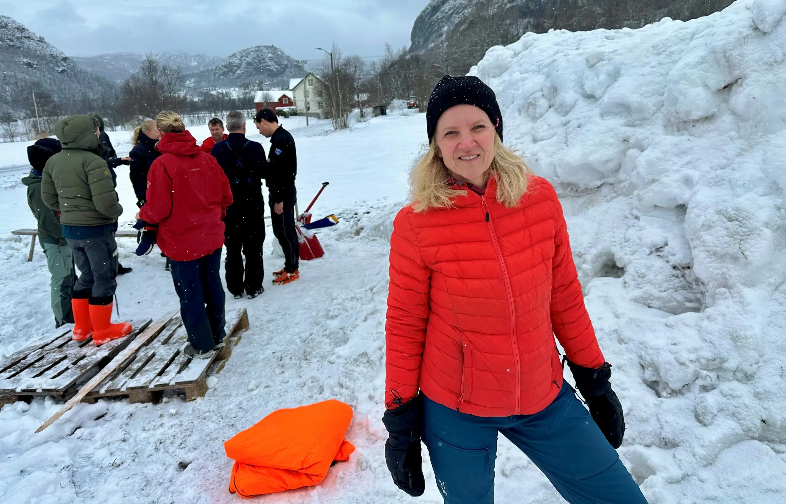 Ingeborg Hartz med forskningsklyngen for fjellmedisin under en hypotermistudie på Fausko i Hemsedal i vinter.