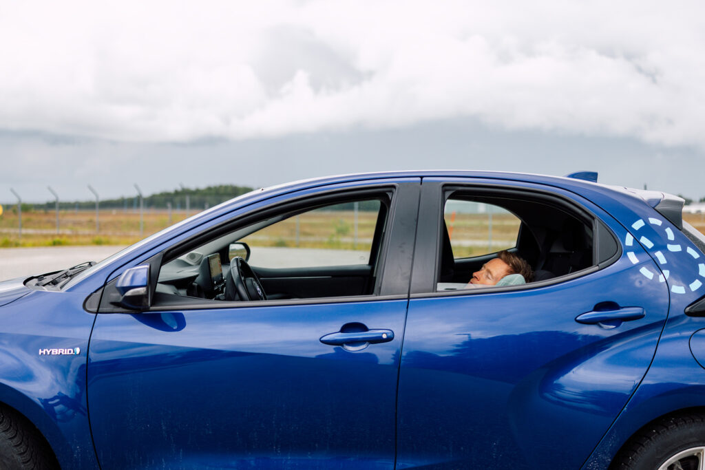 Pilot Jørgen Røraas tar en blund i en bil. Han undersøker søvn i helikoptertjenesten.