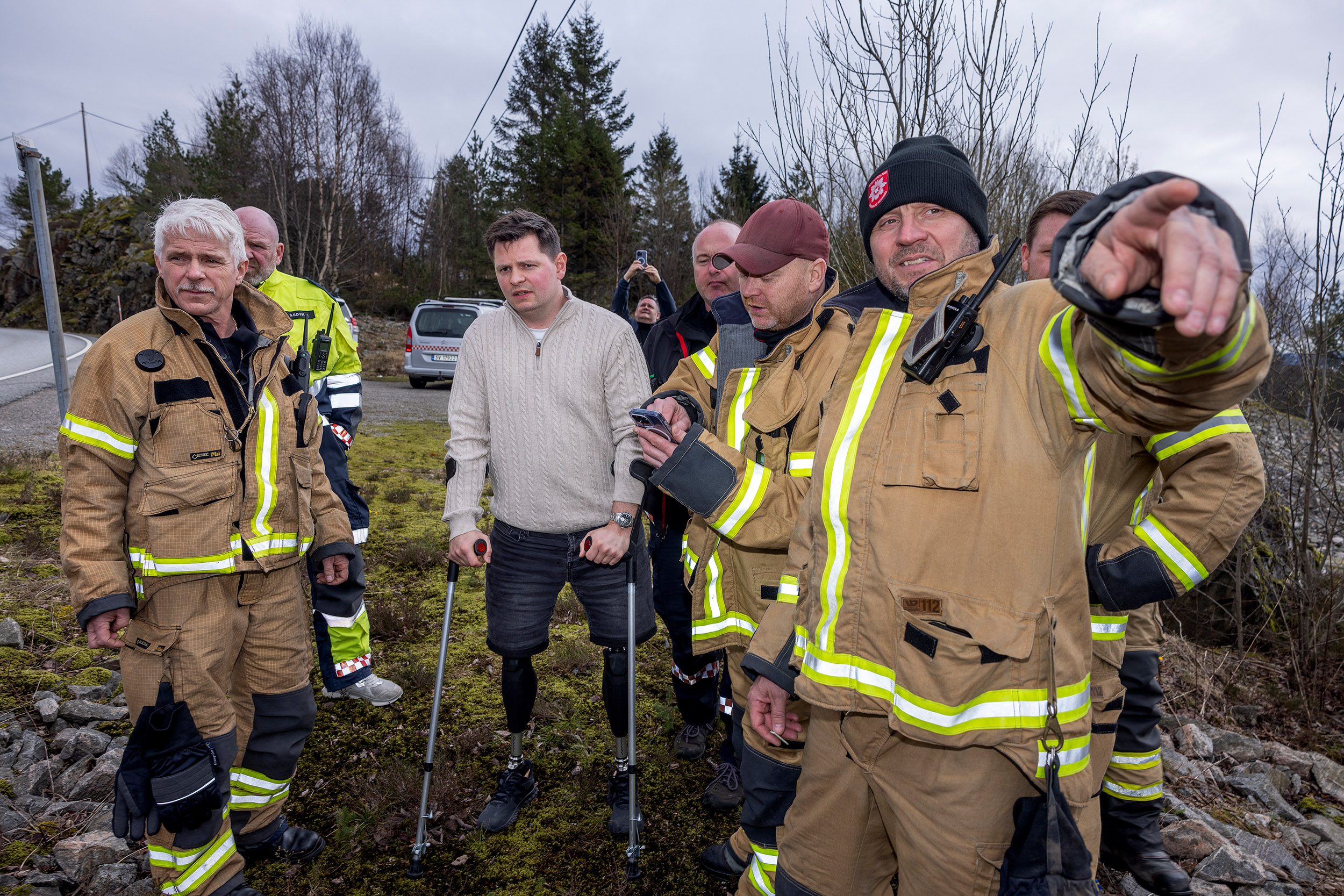 Marcus Riiber tilbake på ulykkesstedet sammen med flere fra det lokale brannkorpset. Fra v. Morten Sognnes, Stian Søvik (bak i gult), Jan Tore Kolås (med caps) og Even Jarle Haugland (med lue).