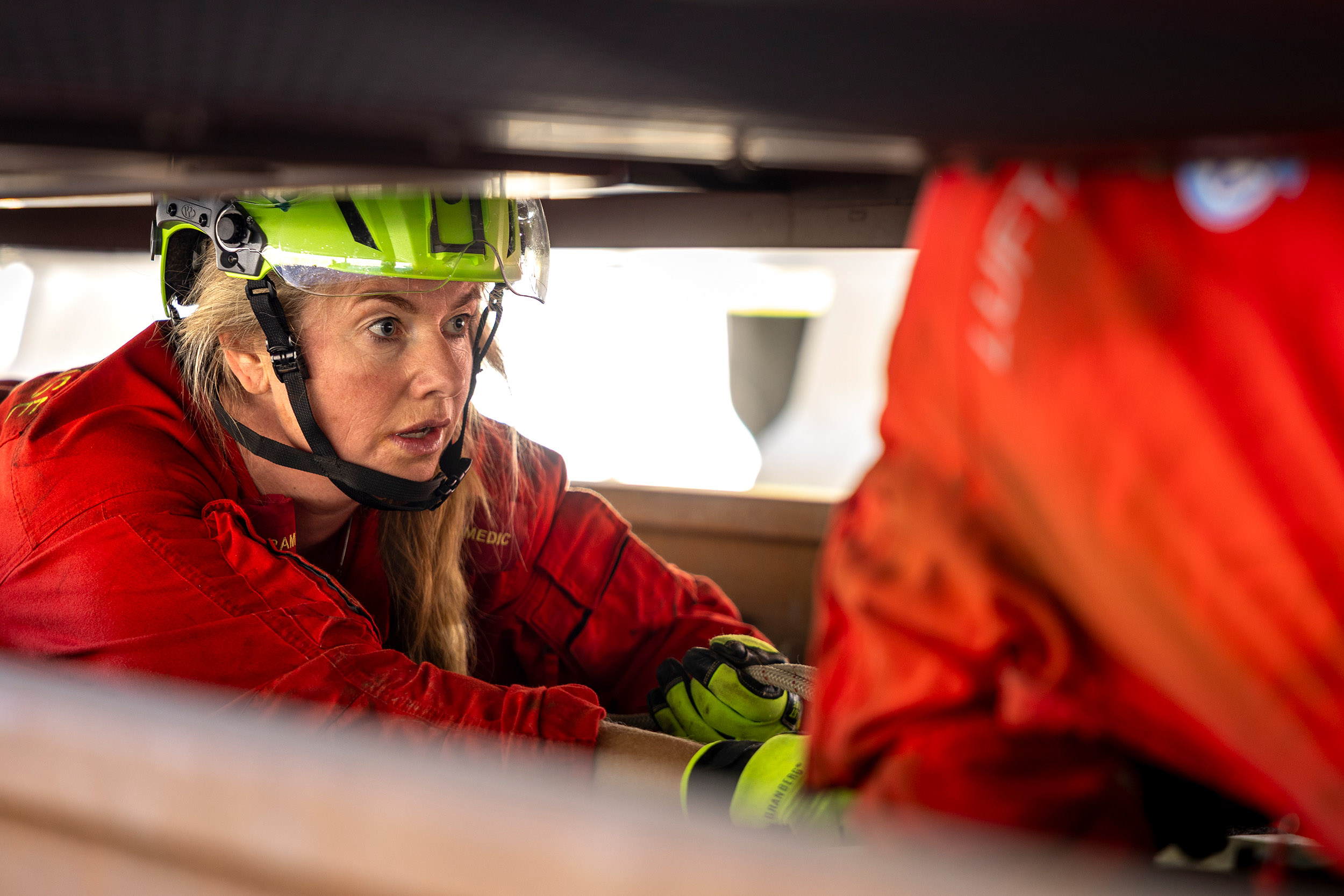 Øvelse med Sporveien. Margrethe Von Tangen krabber under T-banevogn.