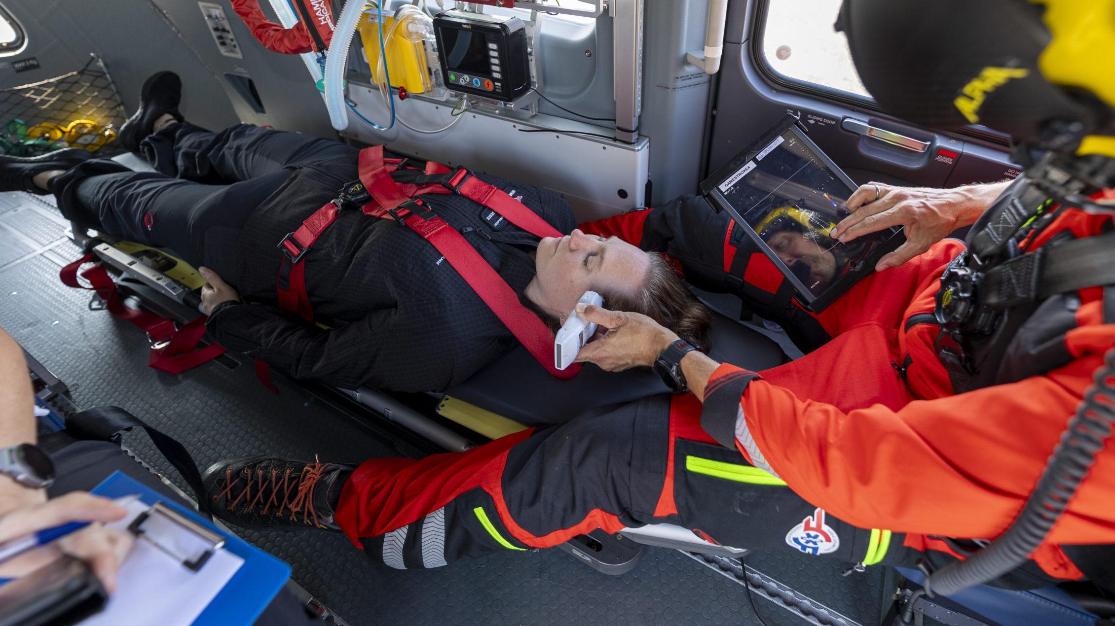 Luftambulanselege tar ultralyd av hjernen i helikopteret