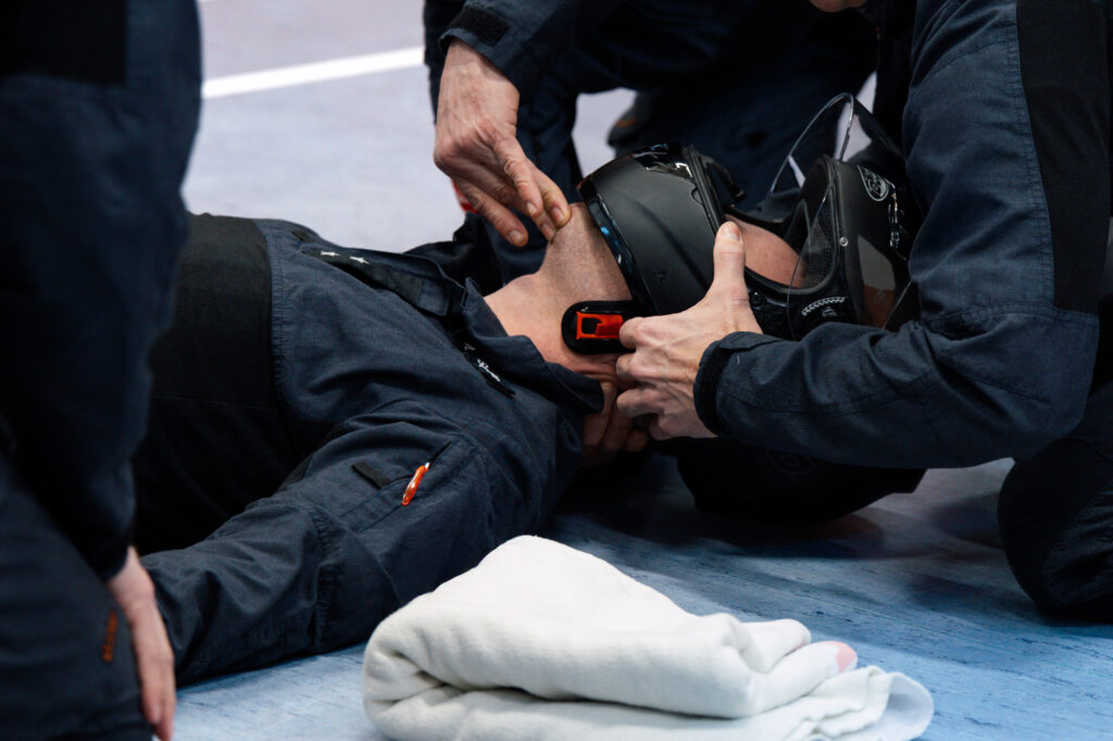 Personer øver på å ta av motorsykkelhjelm