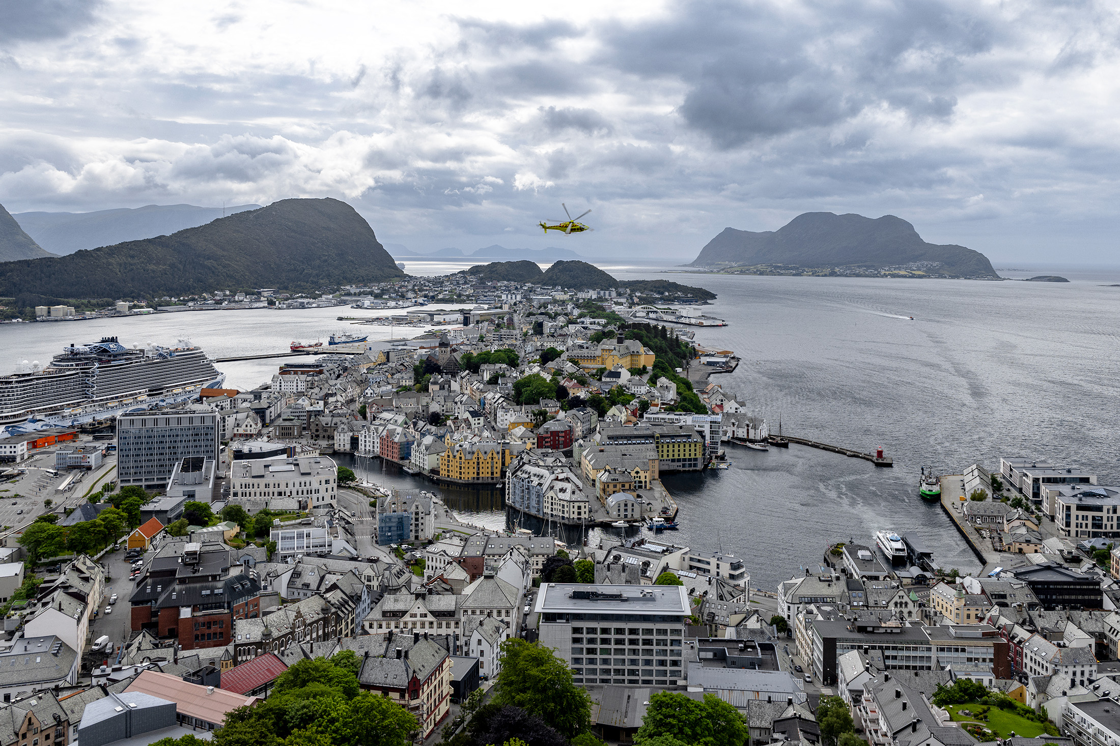 Utsikt over Ålesund, helikopteret flyr over byen