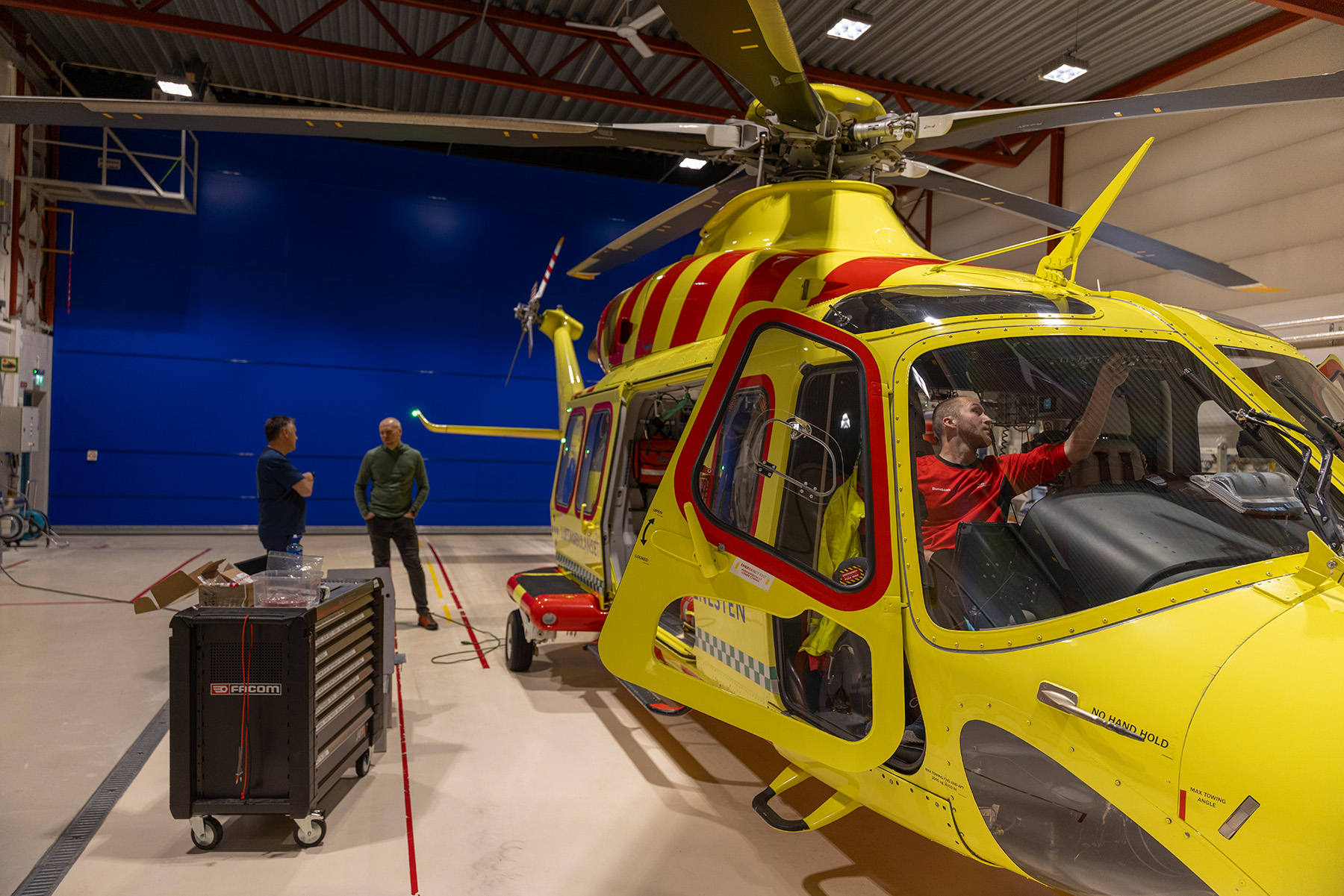 Helikopter i hangaren på Ålesund-basen