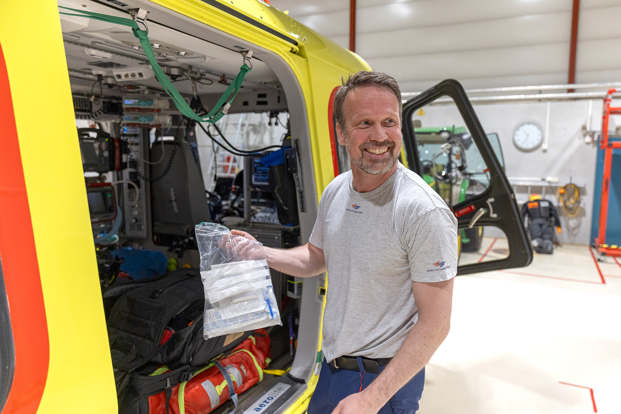 Luftambulanselege Per Kåre Dyrhaug ved helikopter