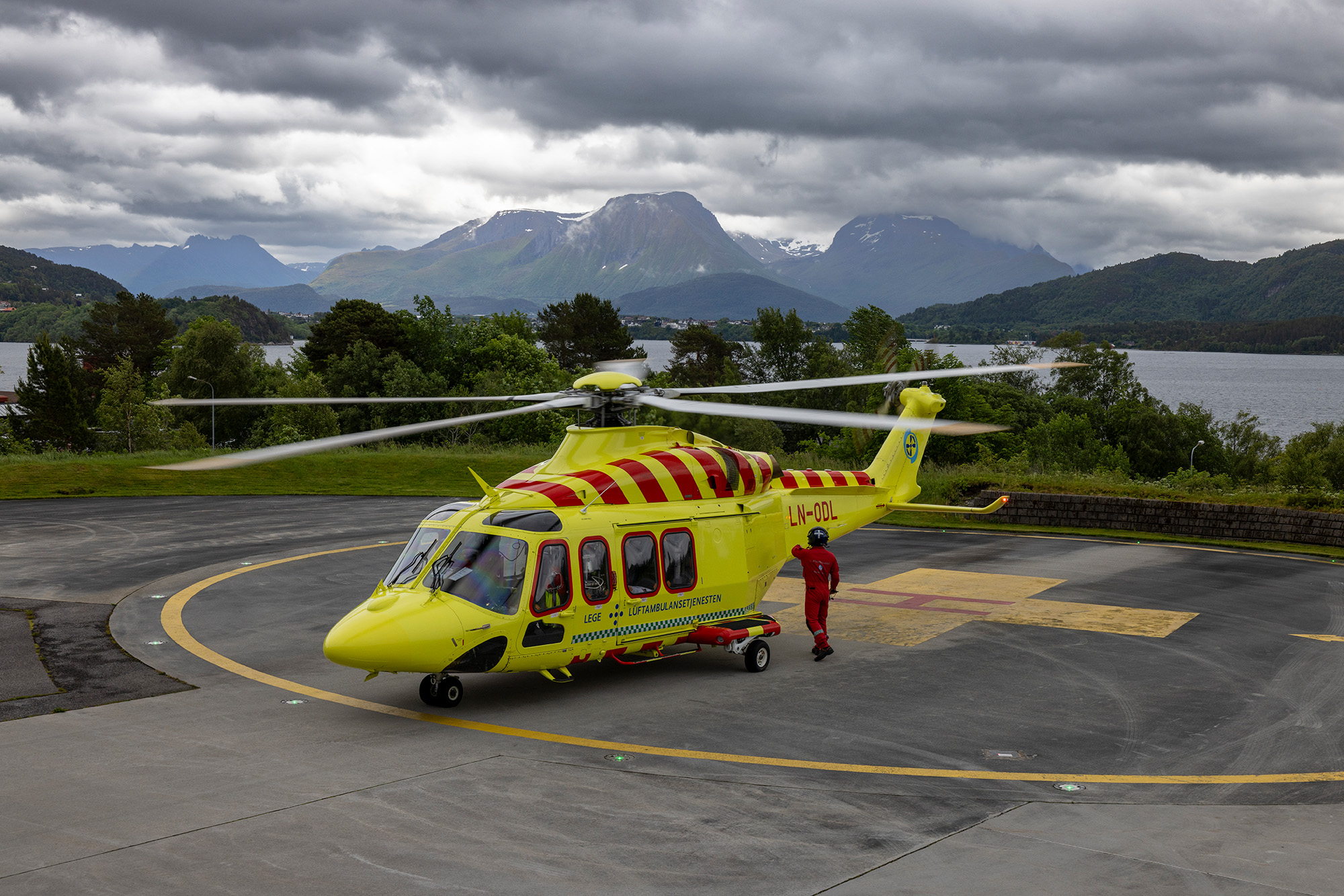 Leonardo AW139-helikopter på basen i Ålesund
