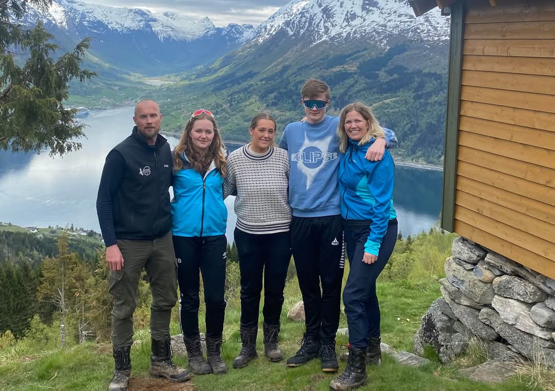 Hele familien samlet i vakker natur
