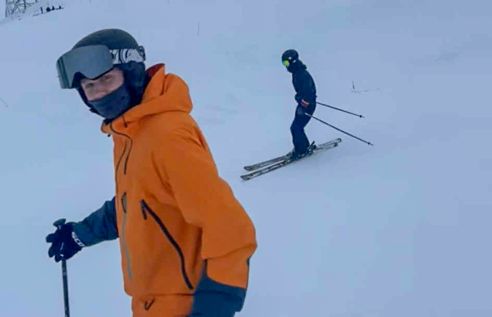 Ung gutt står på ski