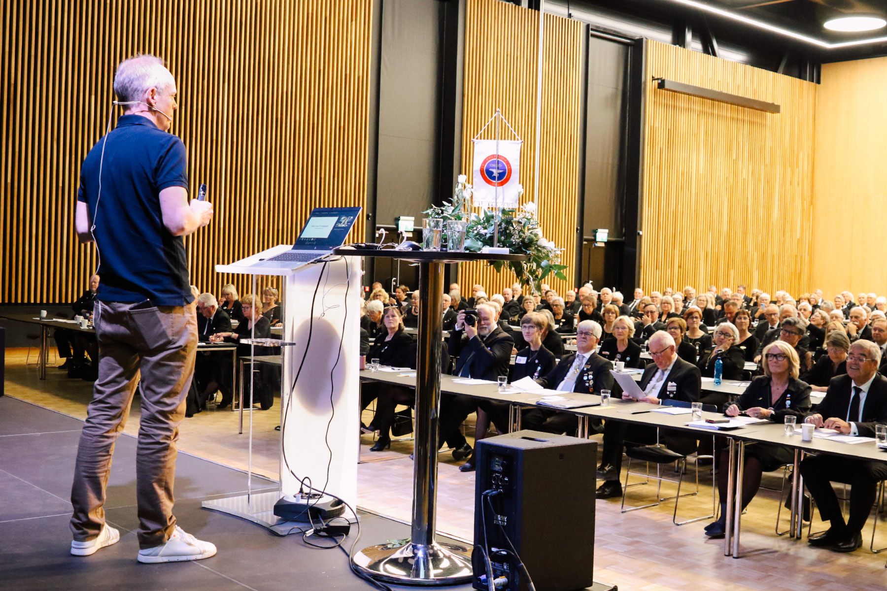 Person snakker til forsamling