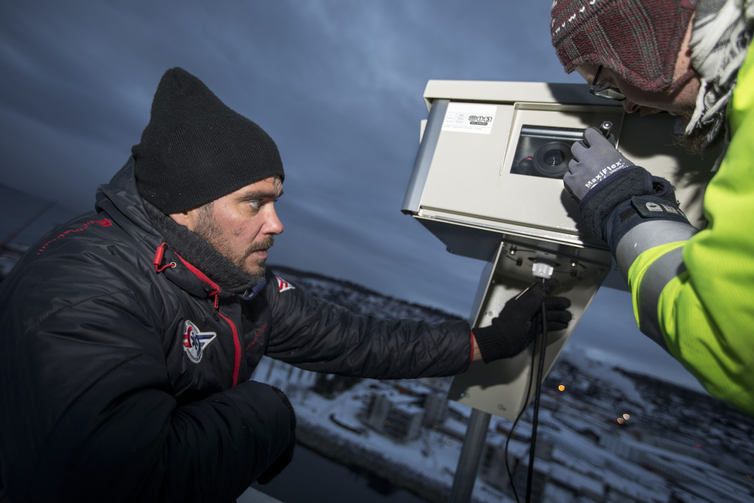 Teknikker inspiserer værkamera.