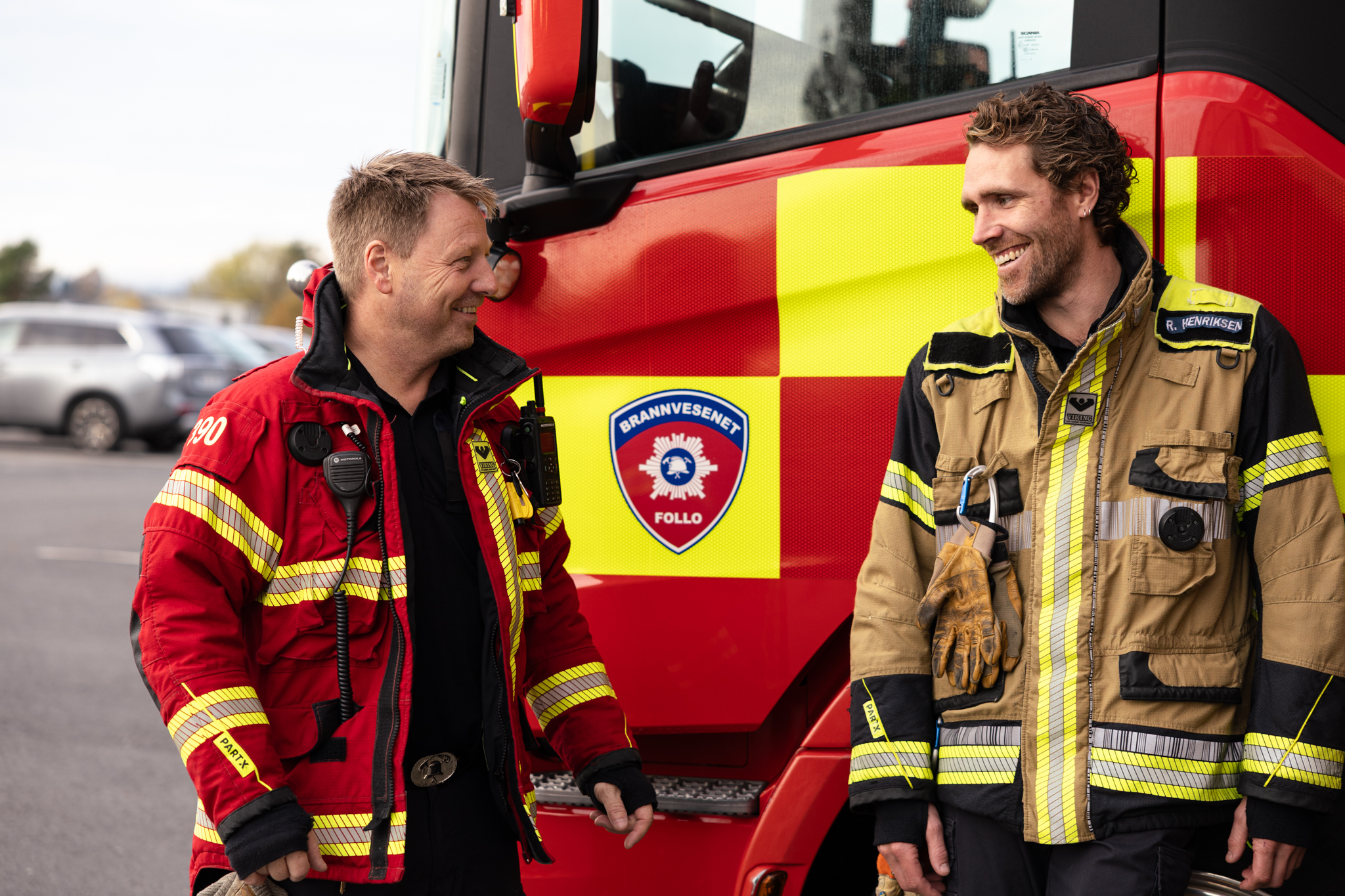 To akutthjelpere foran en brannbil på helikopterbasen på Haug.