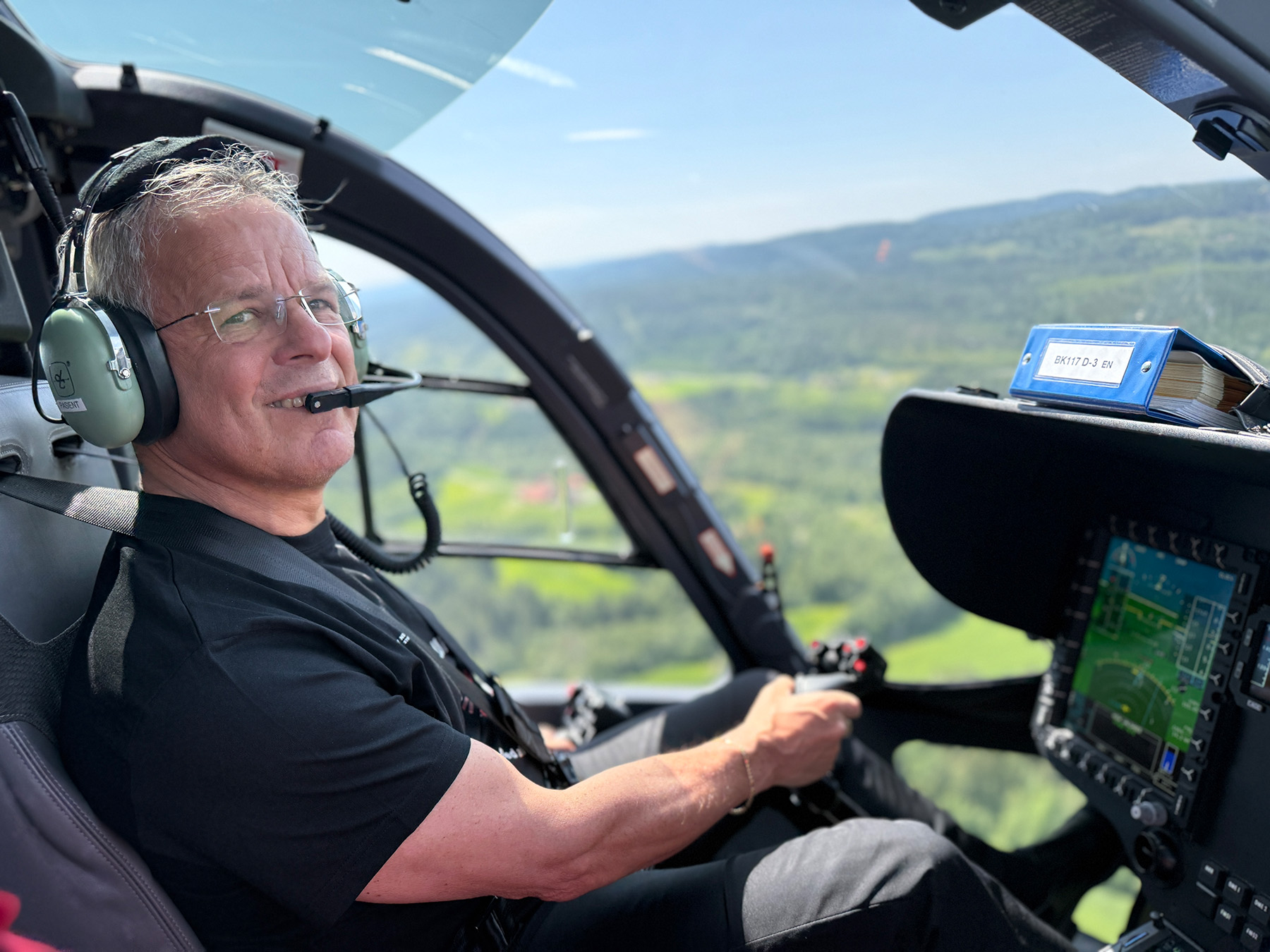 Geir Småvik i helikoptercockpit