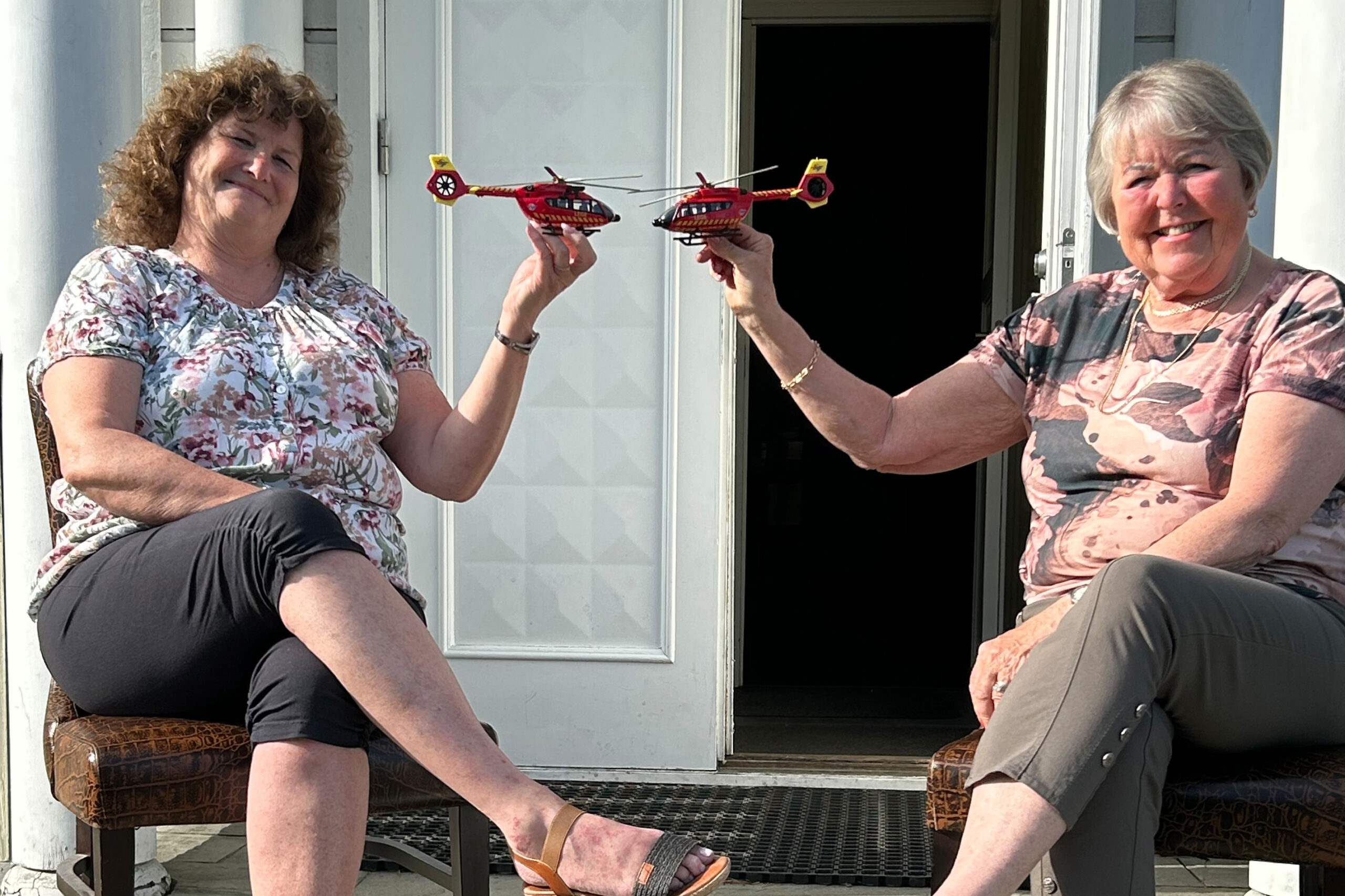 Kvinner holder modellhelikopter