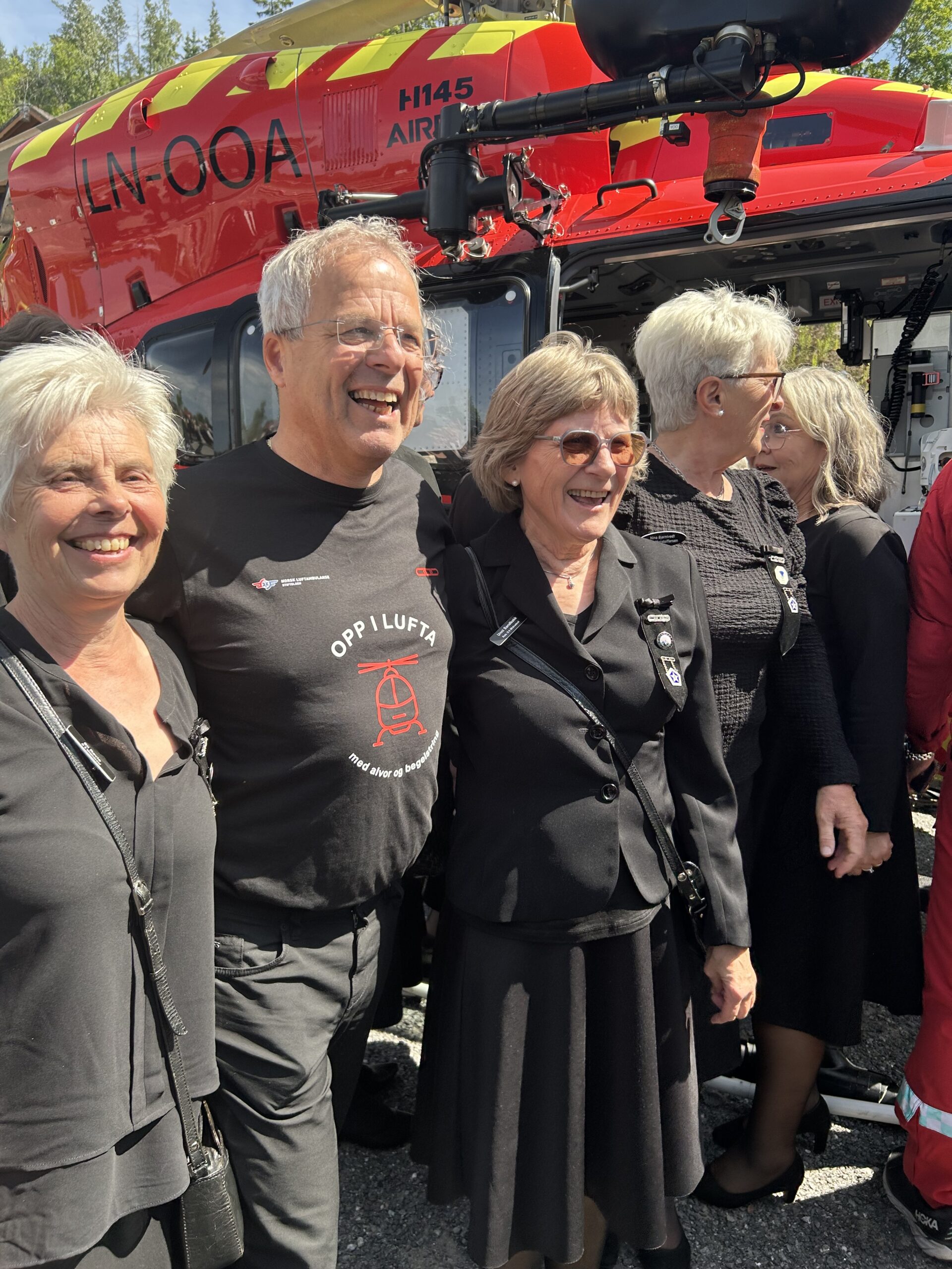 Mennesker foran helikopter