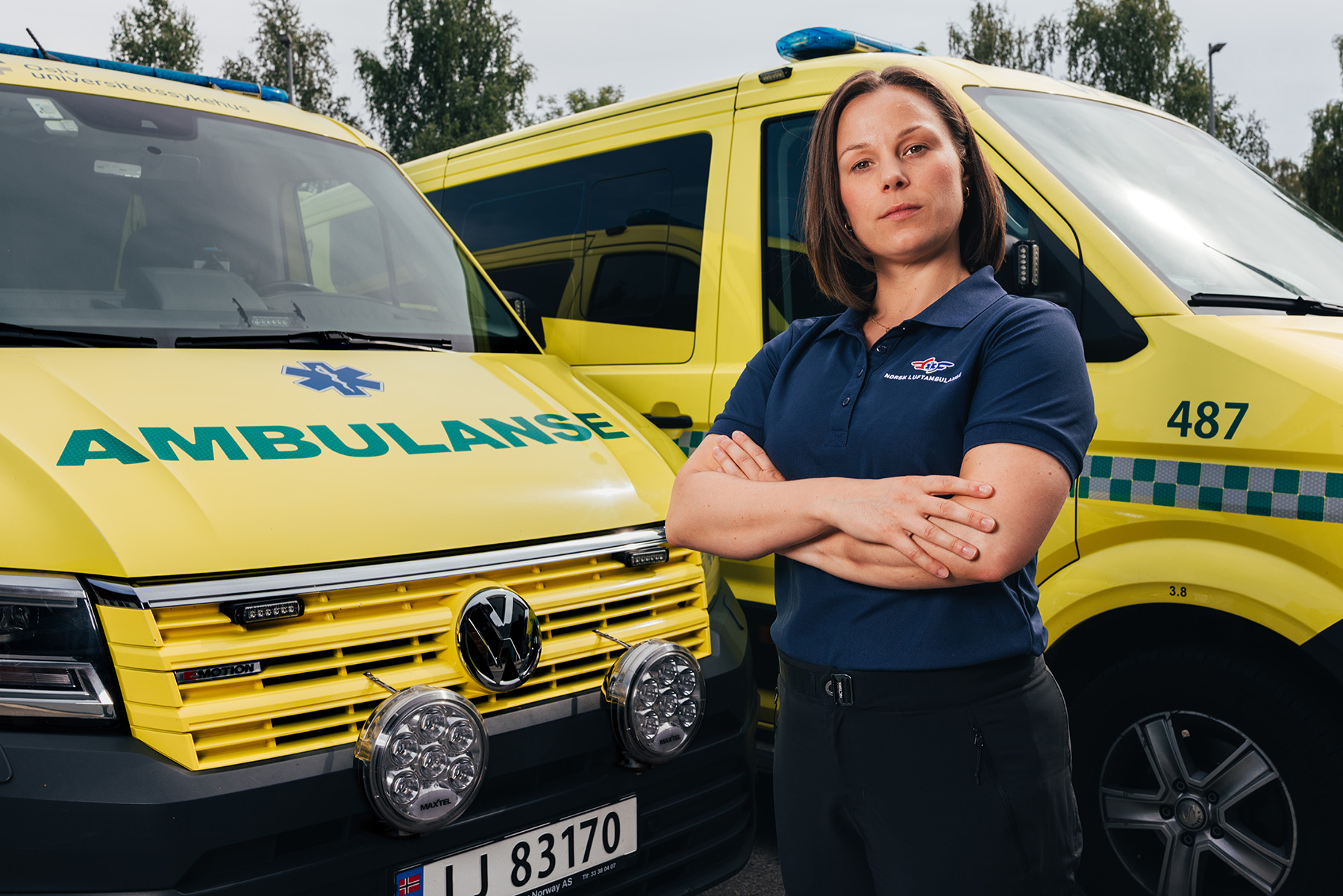 Stipendiat Ingrid Anette Hustad foran ambulanse