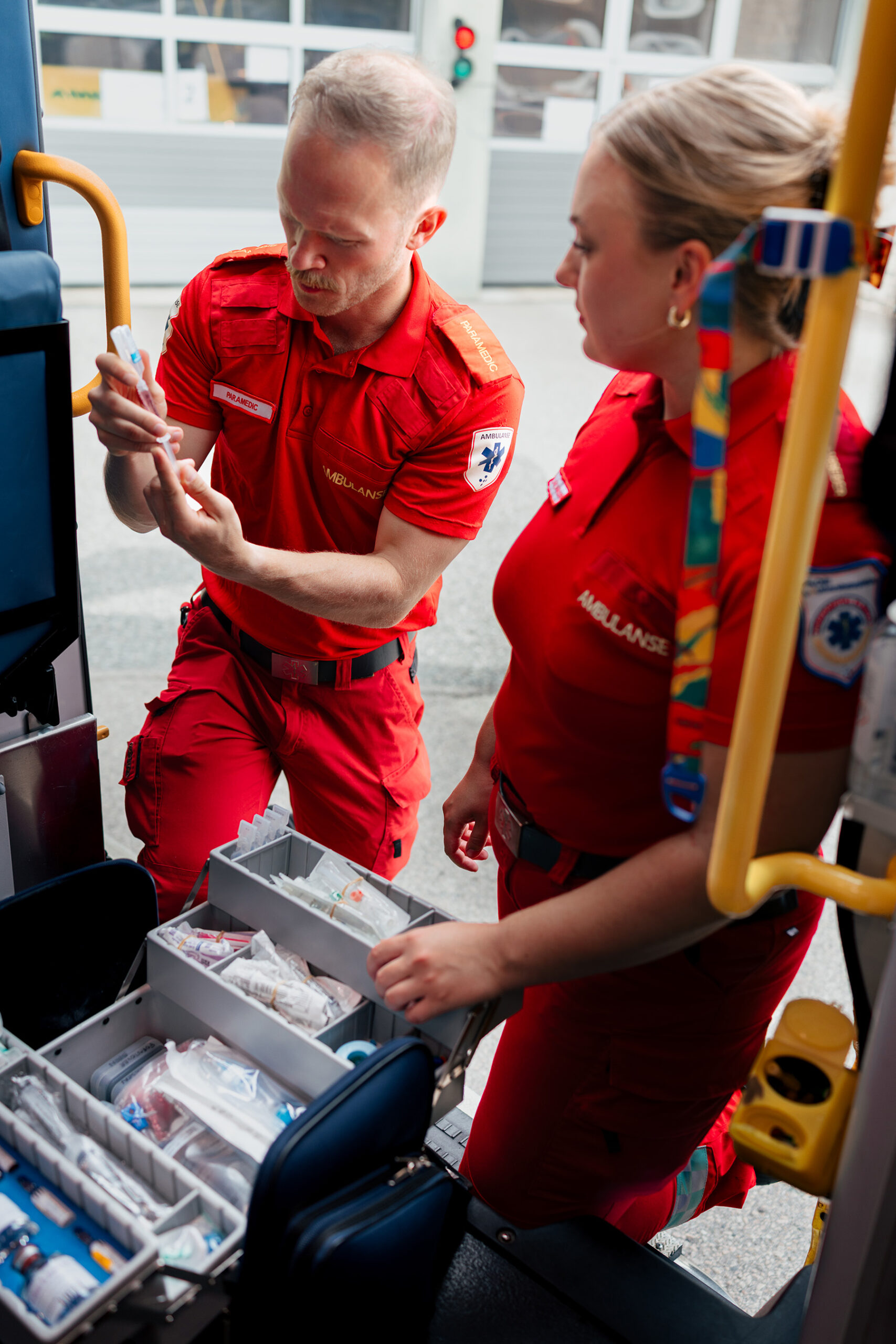 Ambulansepersonell viser medisiner som stopper kramper