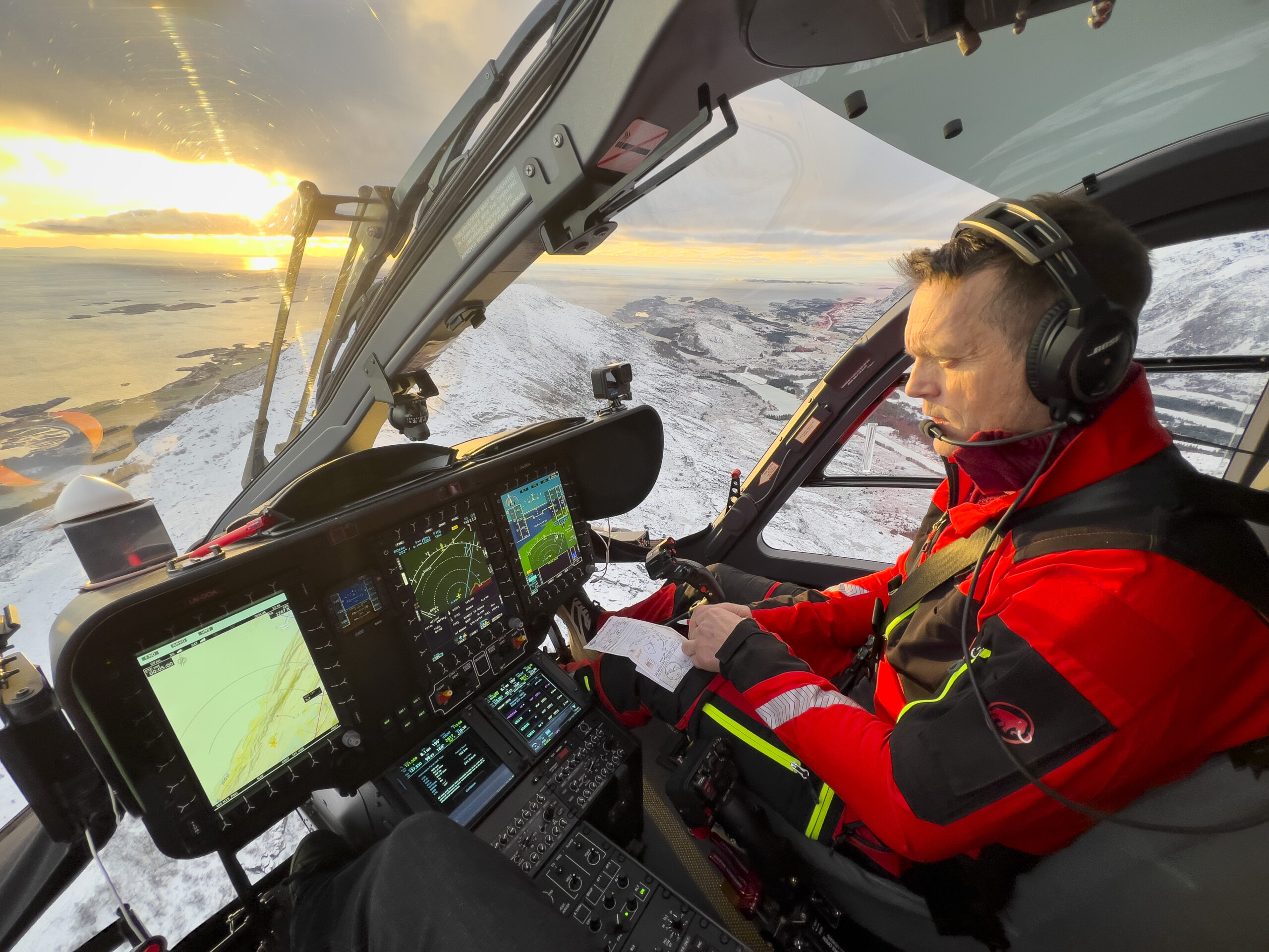 Helikoptermannskap leser av data fra instrumenter i Helikopteret.