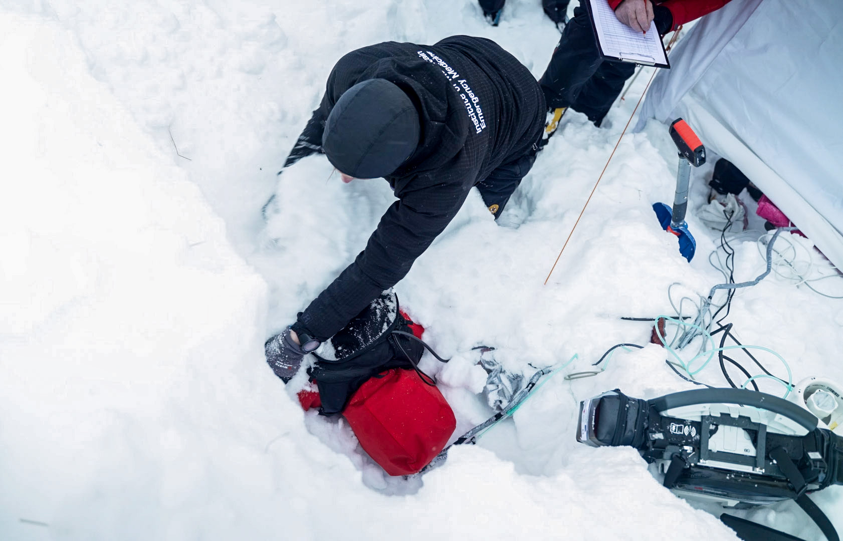 Person graves ned i snø