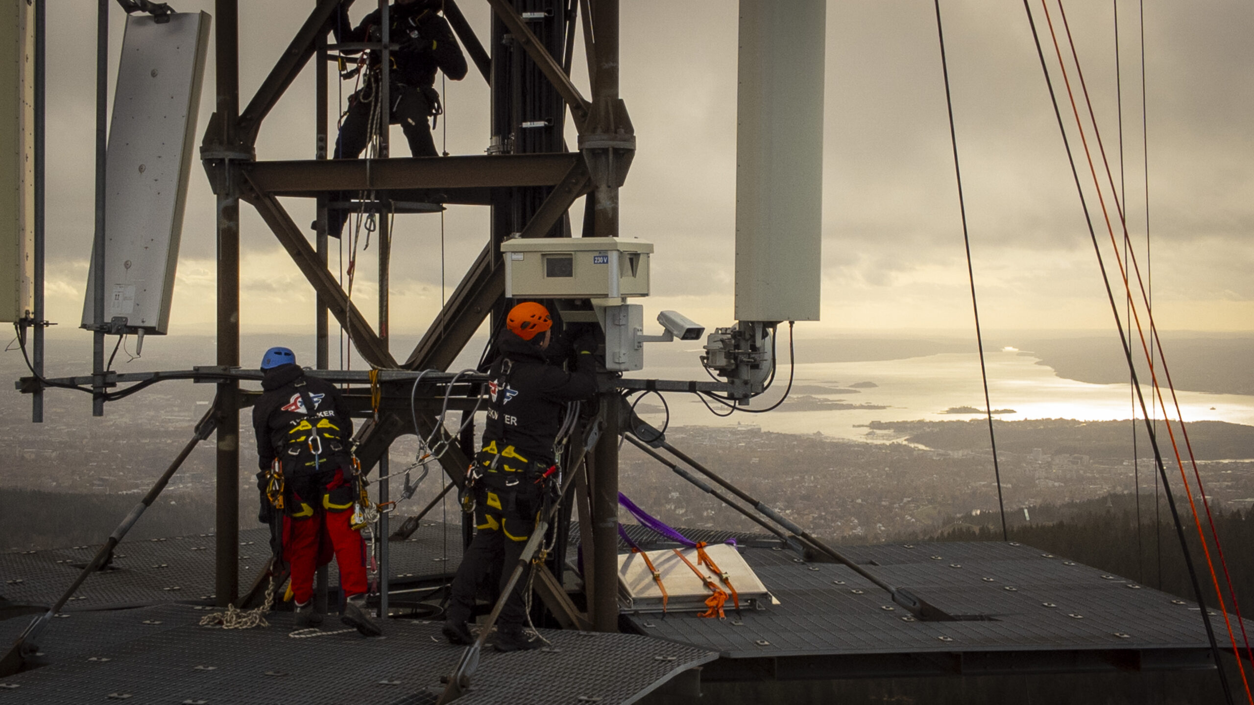 Teknikkere monterer værkamera i masten på Tryvann i Oslo
