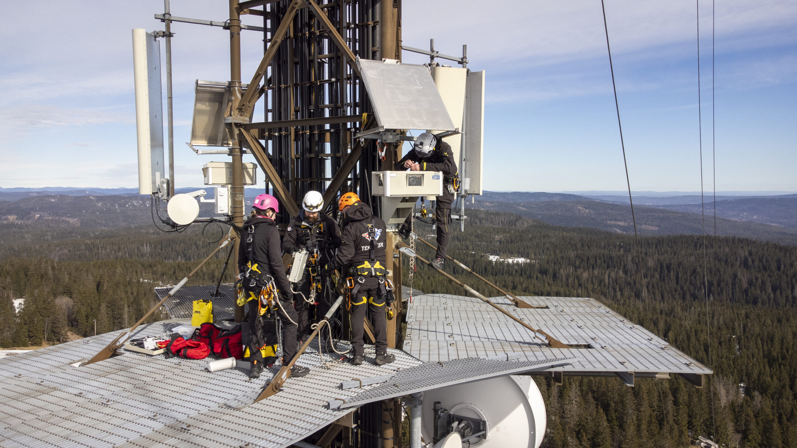Teknikkere monterer værkamera i masten på Tryvann i Oslo