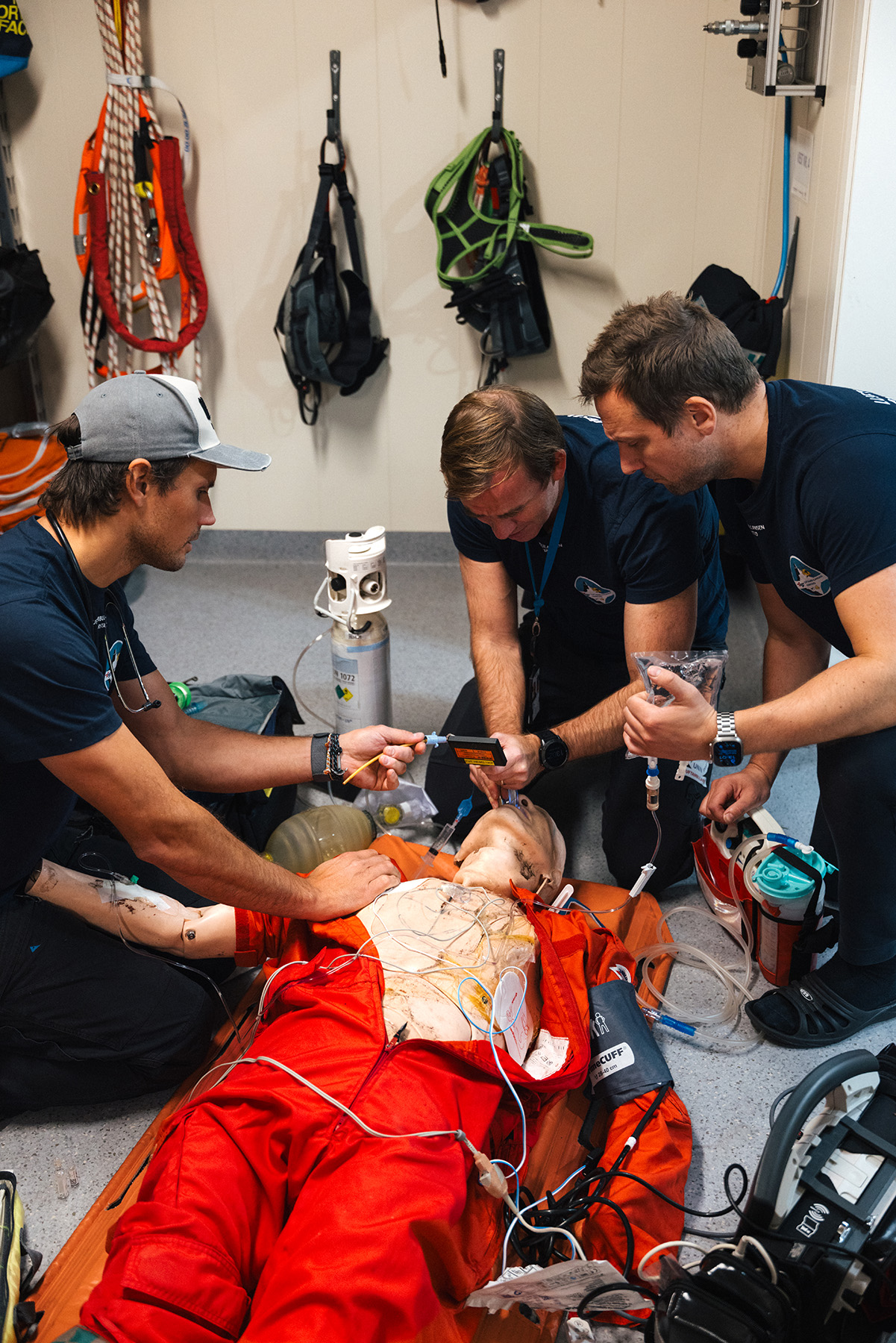 Helikoptercrew i Harstad øver på intubering med dokke